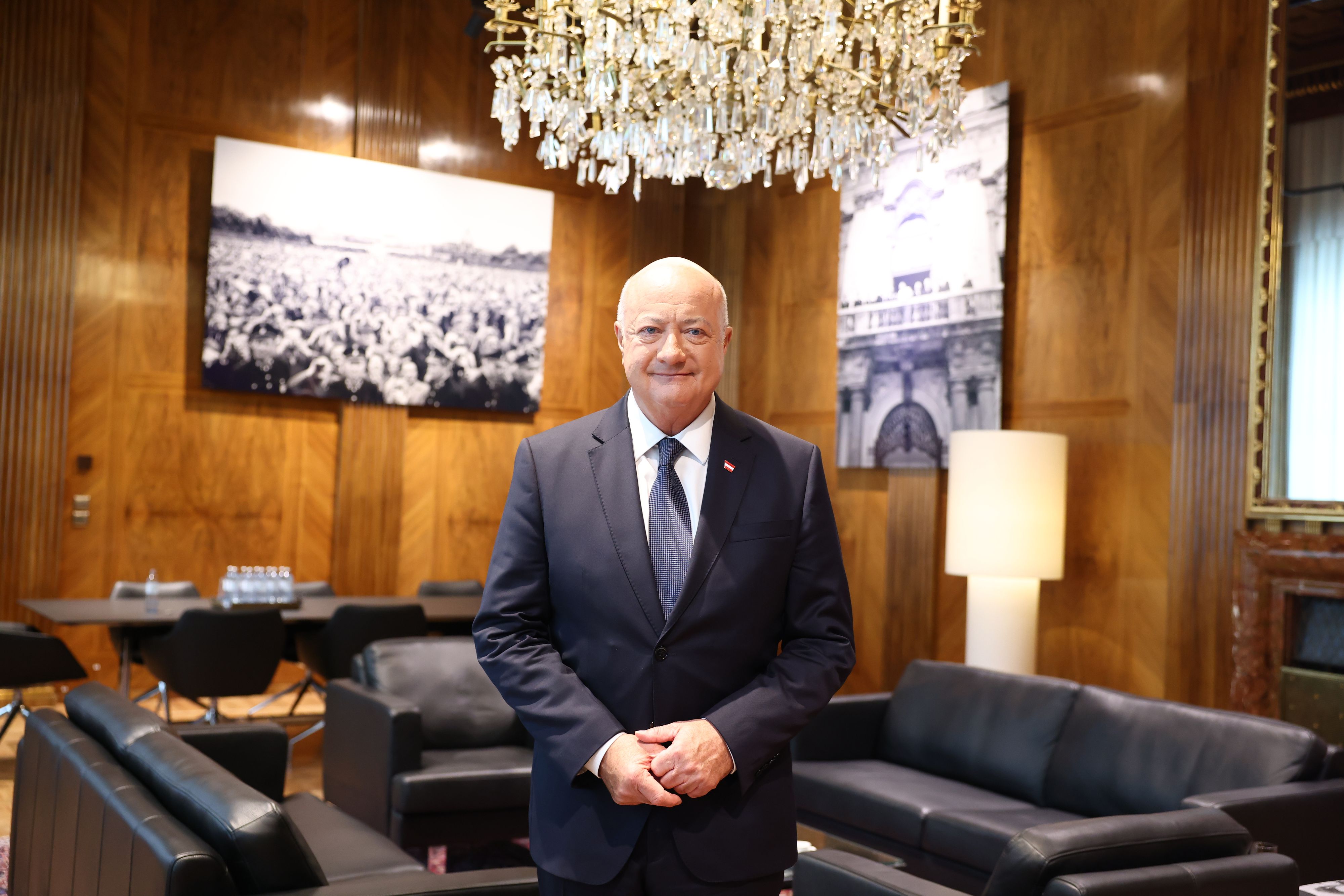 Bundeskanzler Christian Stocker wendet sich mit 