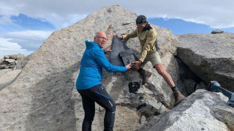 Gerd Frühwirth (1. Vorsitzender der Sektion Salzburg) und Roland Kals (ehemaliger 1. Vorsitzender der Sektion Salzburg) beim Abmontieren des Gipfelschilds