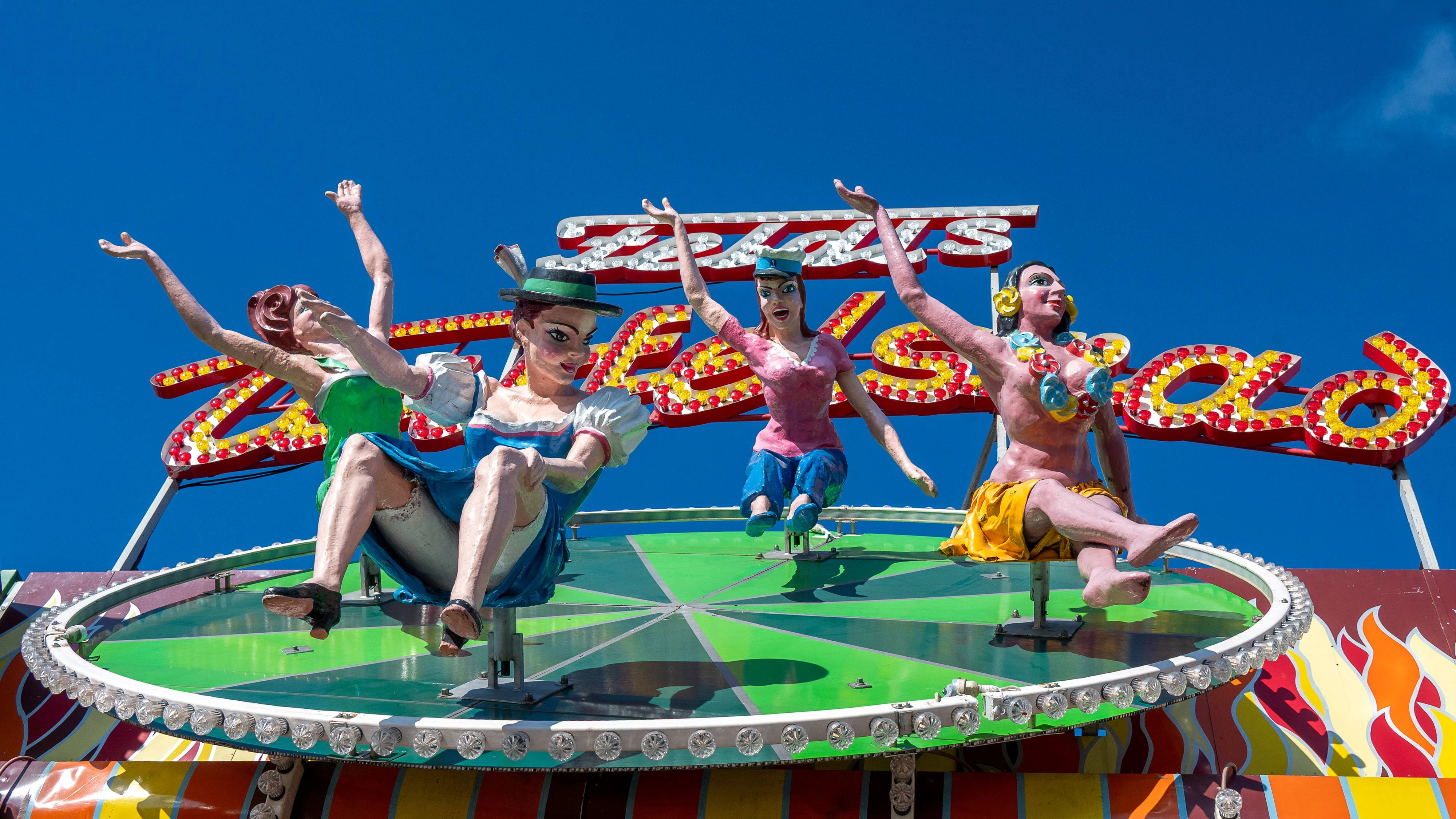 Heute.at - Zu freizügig! Kult-Figuren am Oktoberfest verhüllt