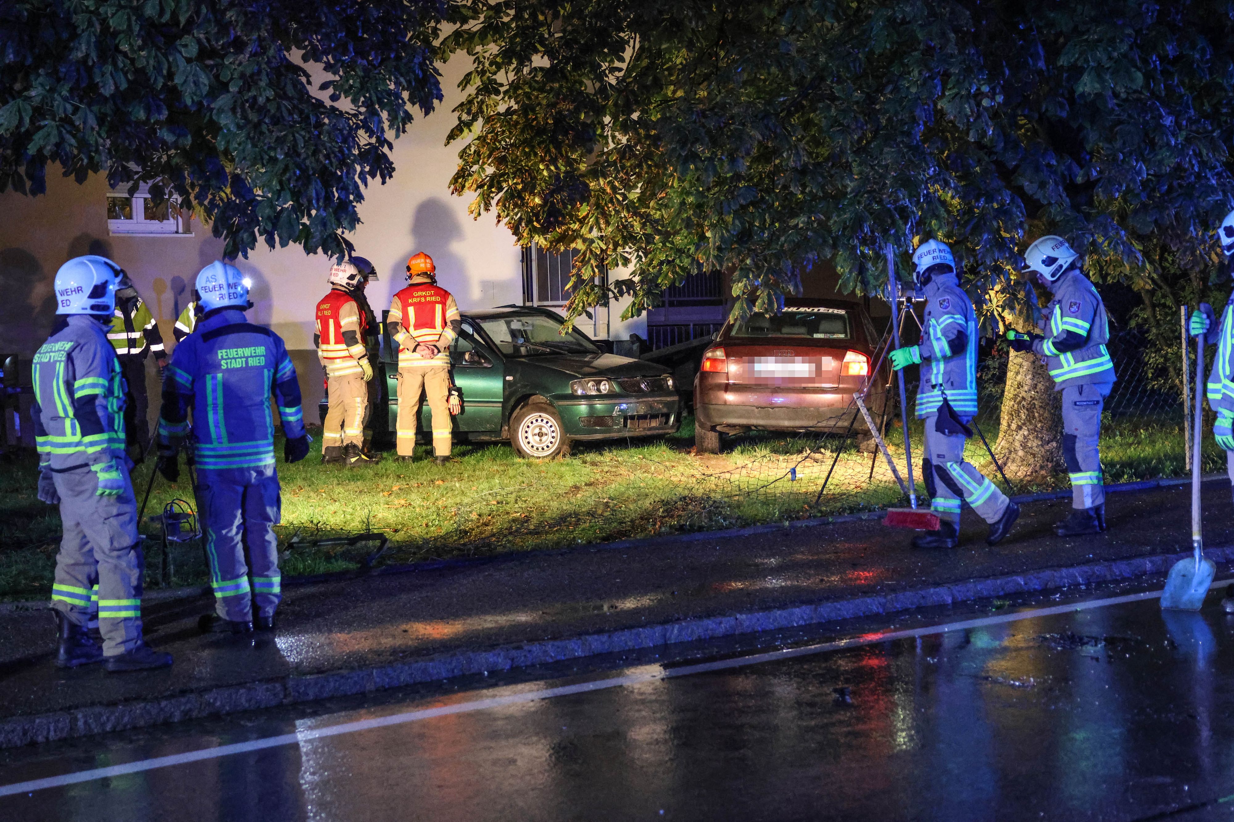 Menschenrettung nach schwerem Crash zwischen zwei Autos in Ried im Innkreis