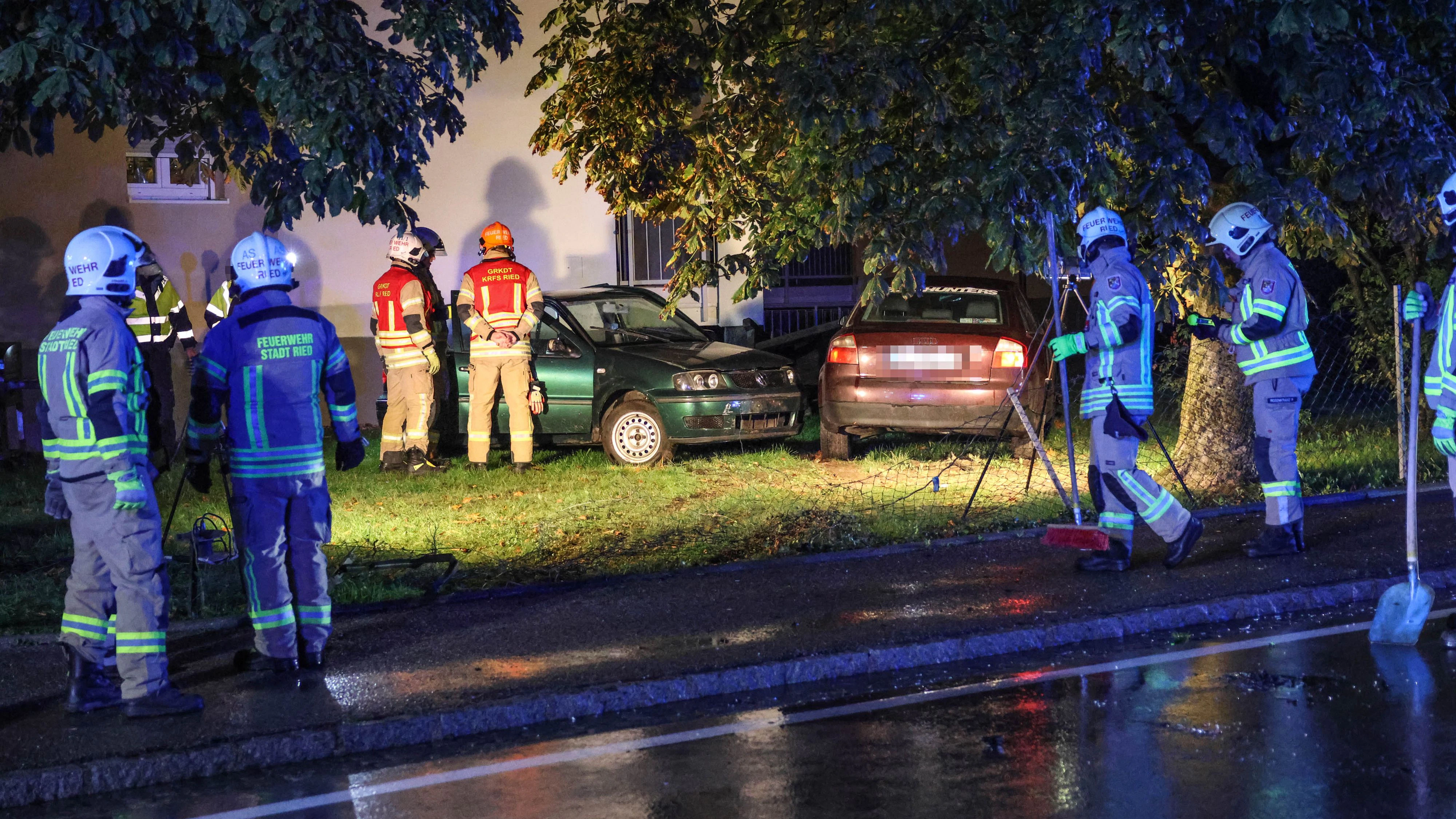 Heute.at - Autos bei schwerem Crash in Garten geschleudert