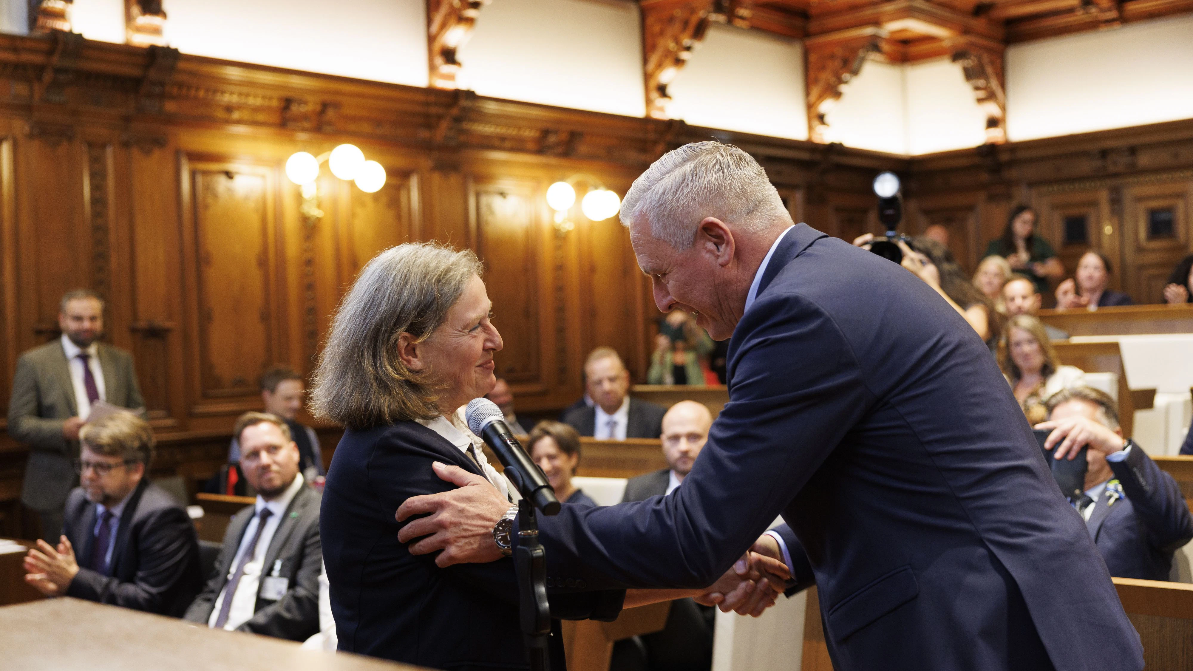 Landeshauptmann Mario Kunasek (FPÖ) gratuliert der neuen alten Grazer Bürgermeisterin Elke Kahr (KPÖ /links).