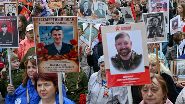 Die russische Armee verliert im Ukraine-Krieg mehr Soldaten, als sie neu rekrutieren kann. Um bis zu 6.000 Mann geht die Lücke pro Monat weiter auf, wird geschätzt. Verantwortlich dafür ist die gestiegene Fähigkeit der Ukraine, Moskaus Soldaten ins Visier zu nehmen.