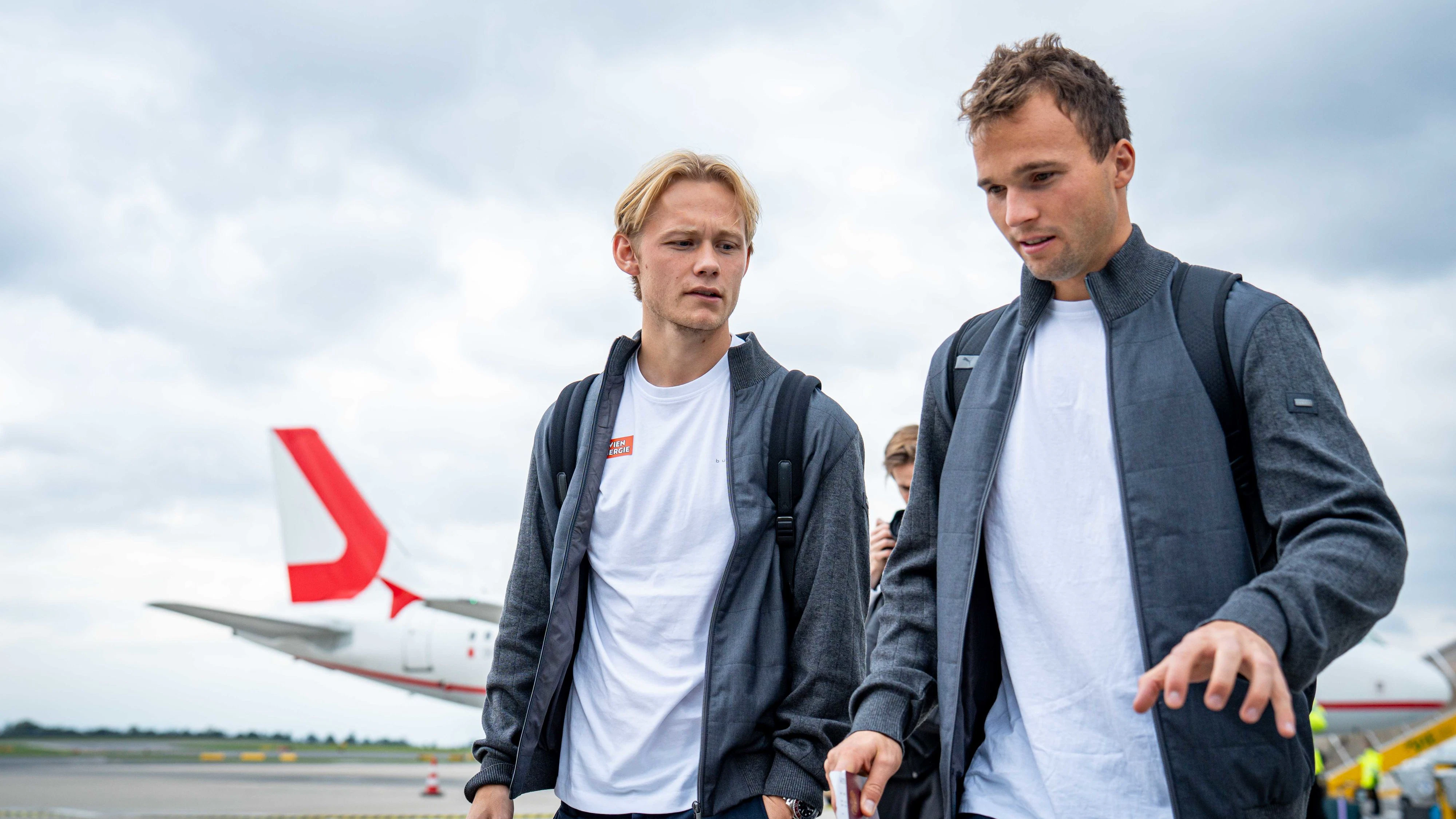 VIENNA,AUSTRIA,01.OCT.25 - SOCCER - UEFA Conference League, KKS Lech Poznan vs SK Rapid Wien, preview, departure Rapid. Image shows Tobias Gulliksen and Matthias Seidl (Rapid). Photo: GEPA pictures/ Kevin Hackner