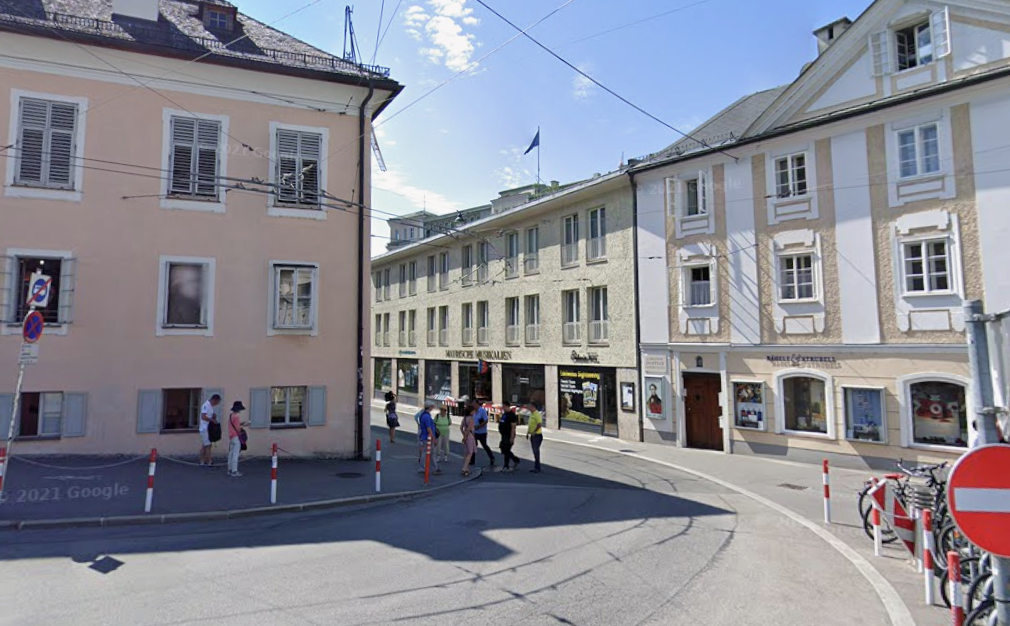 Vor vier Jahren übersiedelte die Mayrische Musikalienhandlung von diesem Standort in der Theatergasse in ein kleineres Geschäft im KunstQuartier. 
