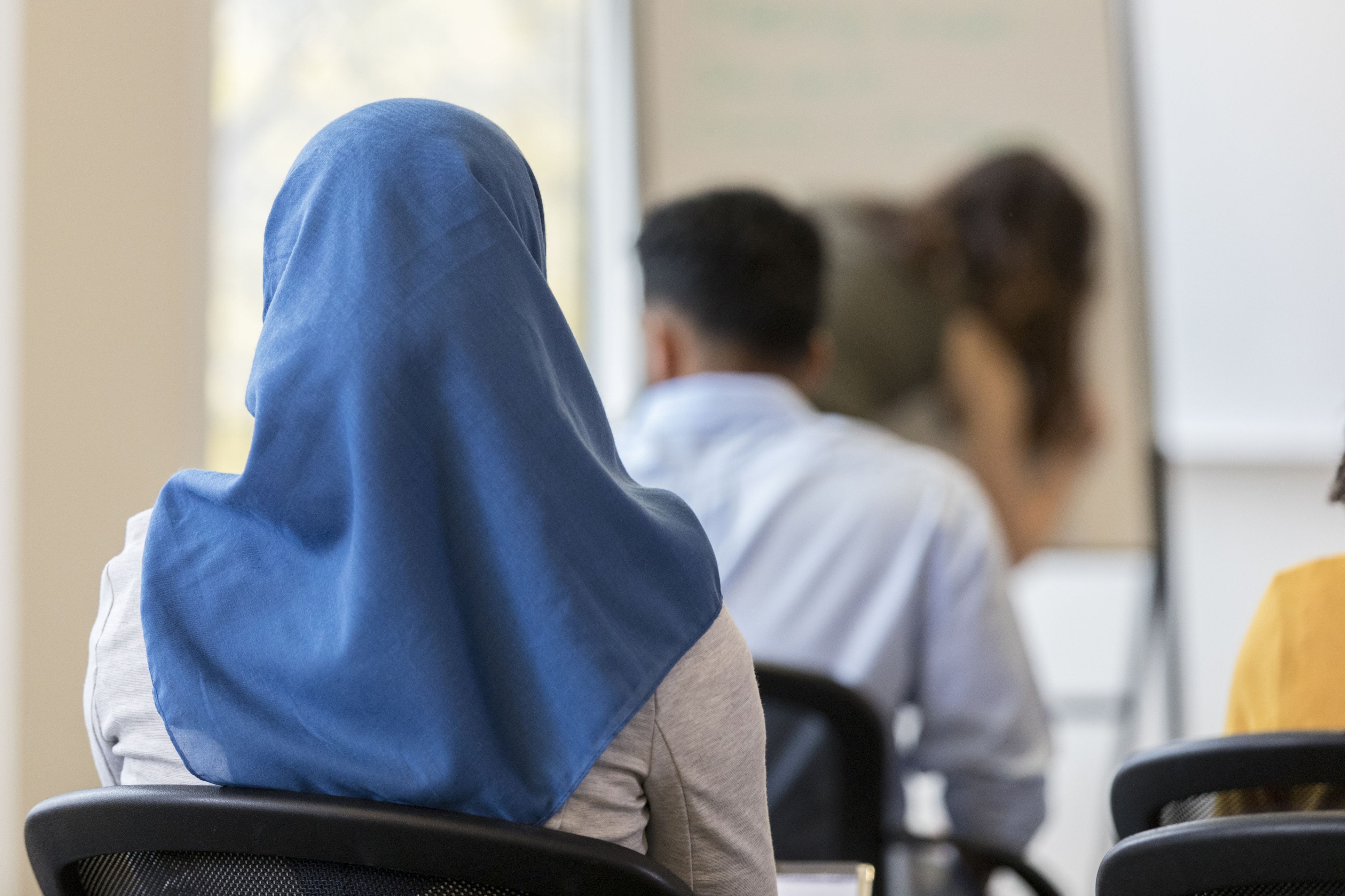 Kurz vor dem Start des Kopftuchverbots an Schulen machen Gegner mobil. Im Netz kursieren Tipps zur Umgehung, zudem sind Boykott-Seminare und eine Demonstration geplant. (Symbolbild)
