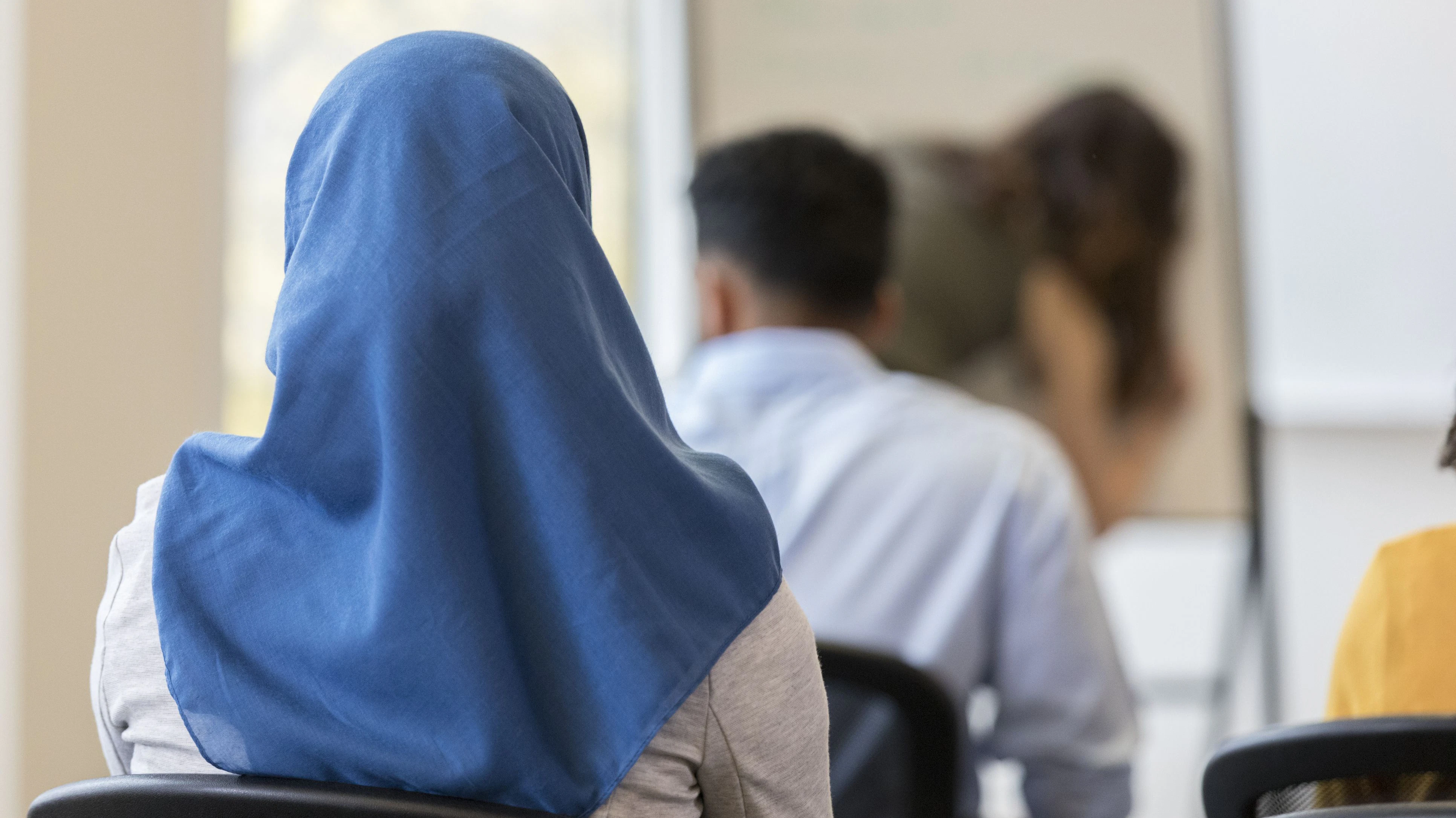 Kurz vor dem Start des Kopftuchverbots an Schulen machen Gegner mobil. Im Netz kursieren Tipps zur Umgehung, zudem sind Boykott-Seminare und eine Demonstration geplant. (Symbolbild)