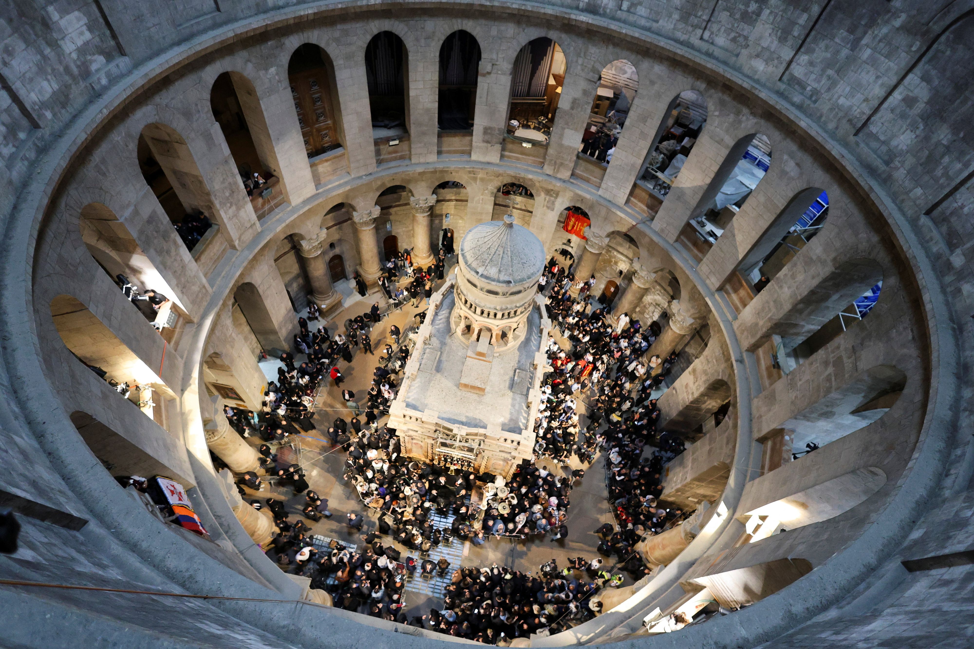 Italienische Archäologen haben unter der Grabeskirche in Jerusalem eine antike Bestattungslandschaft freigelegt.
