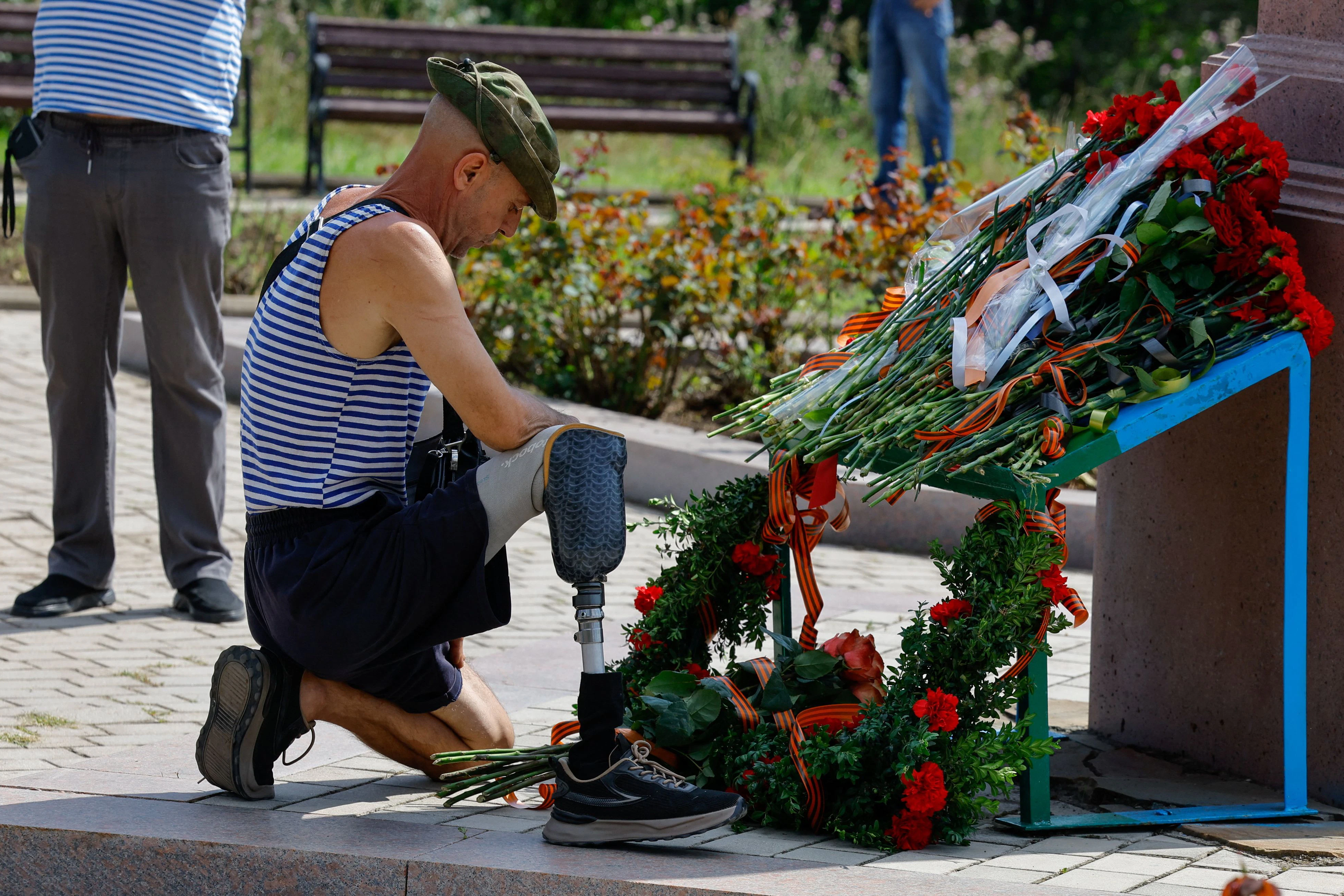 Ein ehemaliger Soldat am "Tag der Fallschirmjäger" am Denkmal des sowjetischen Generals Wasily Margelow in Donetsk