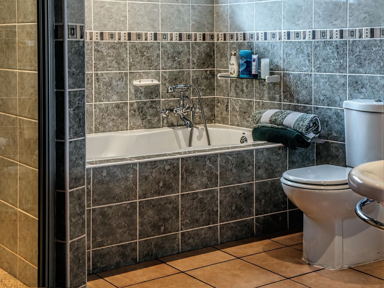 Sauberes Badezimmer mit Toilette