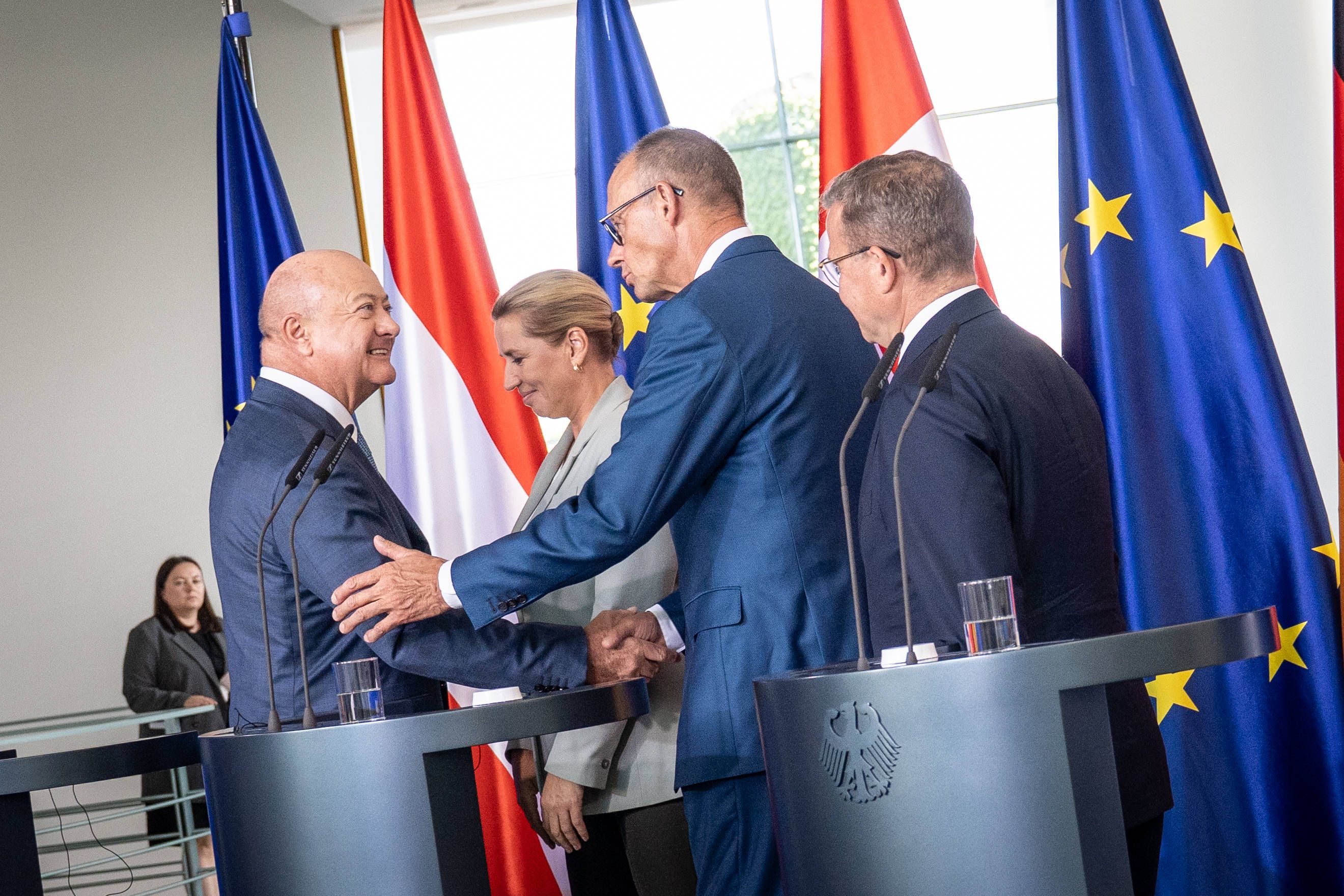 Kurioser Moment zwischen Merz und Stocker bei der Pressekonfernz. 