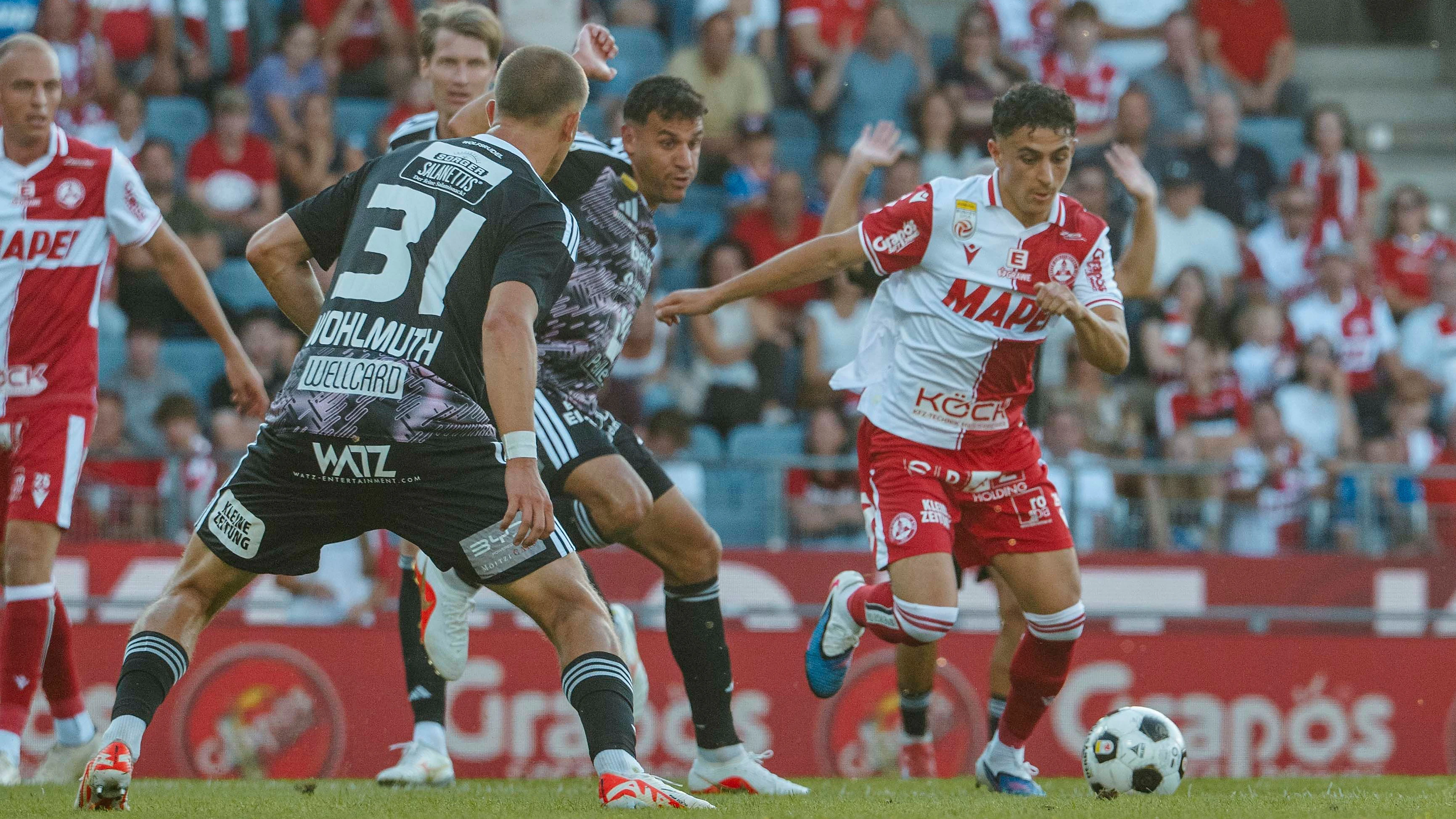 GRAZ,AUSTRIA,29.AUG.26 - SOCCER - ADMIRAL Bundesliga, Grazer AK 1902 vs Wolfsberger AC. Image shows  Fabian Wohlmuth, Raffael Behounek (WAC) and Ismael Guerti (GAK). Photo: GEPA pictures/ Avni Retkoceri