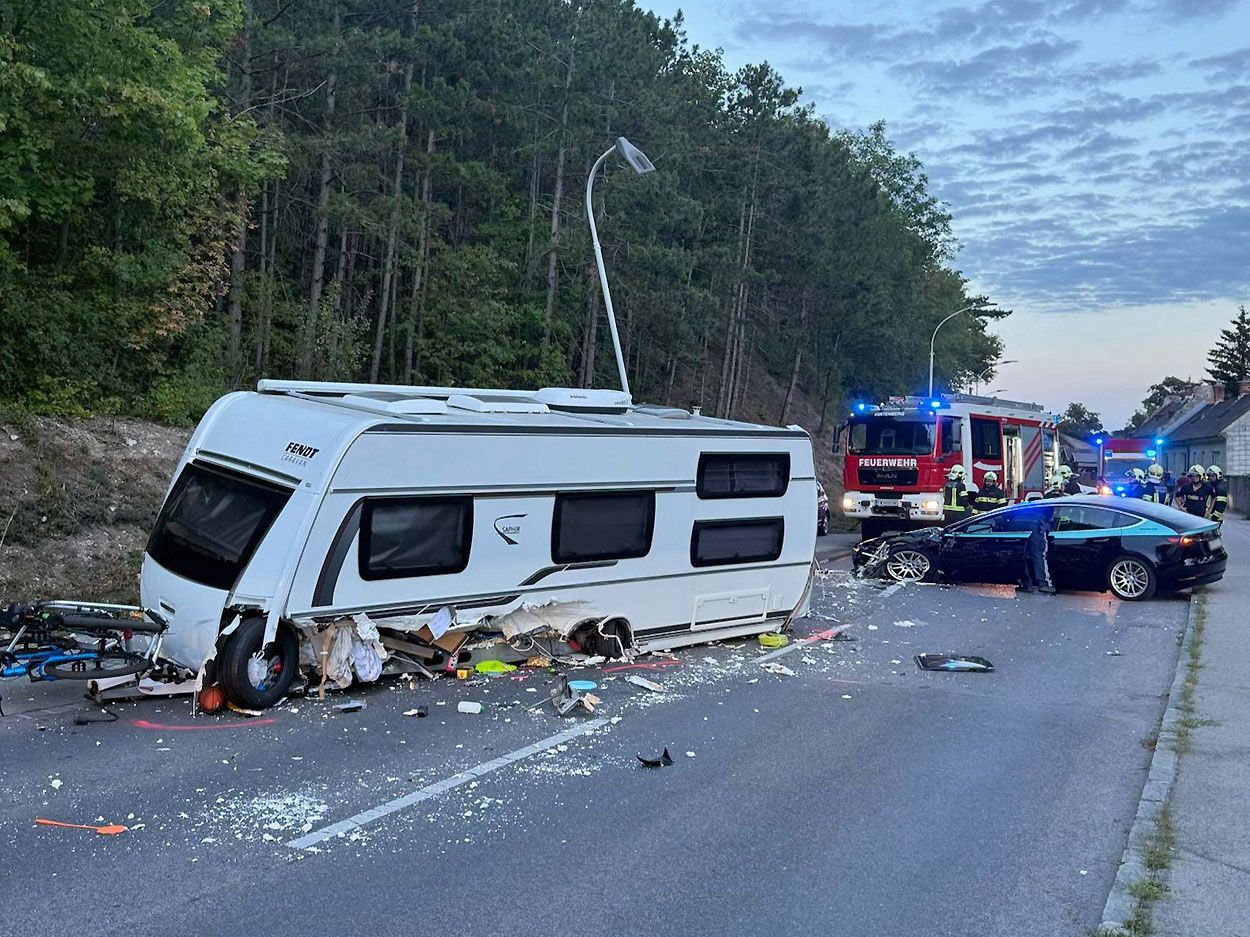 Am Samstagabend ereignete sich im Bezirk Baden auf der B18 zwischen Hirtenberg und St. Veit an der Triesting ein schwerer Verkehrsunfall.