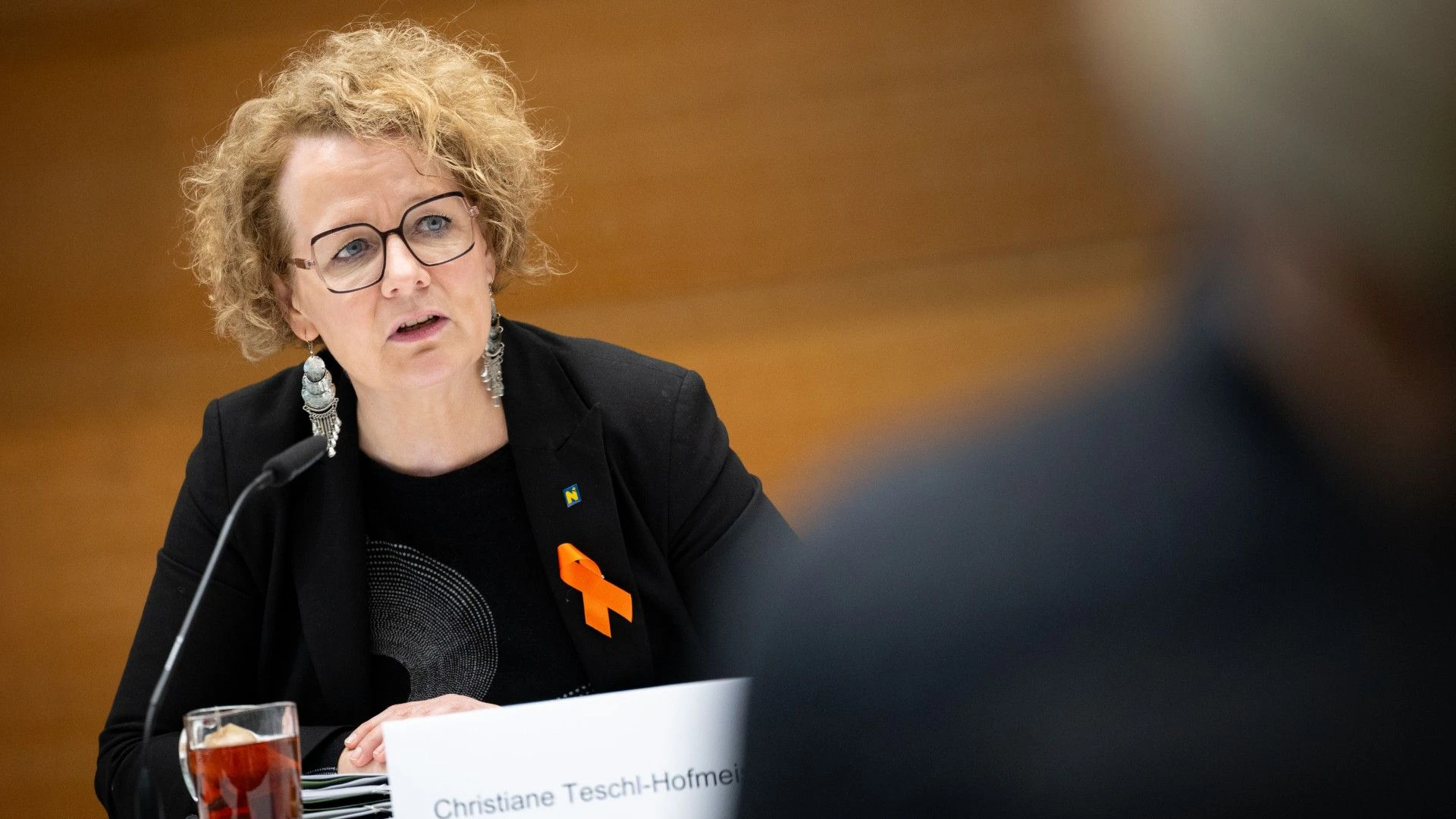 Bildungslandesrätin Teschl-Hofmeister kündigt Unterstützung für Lehrer an.
