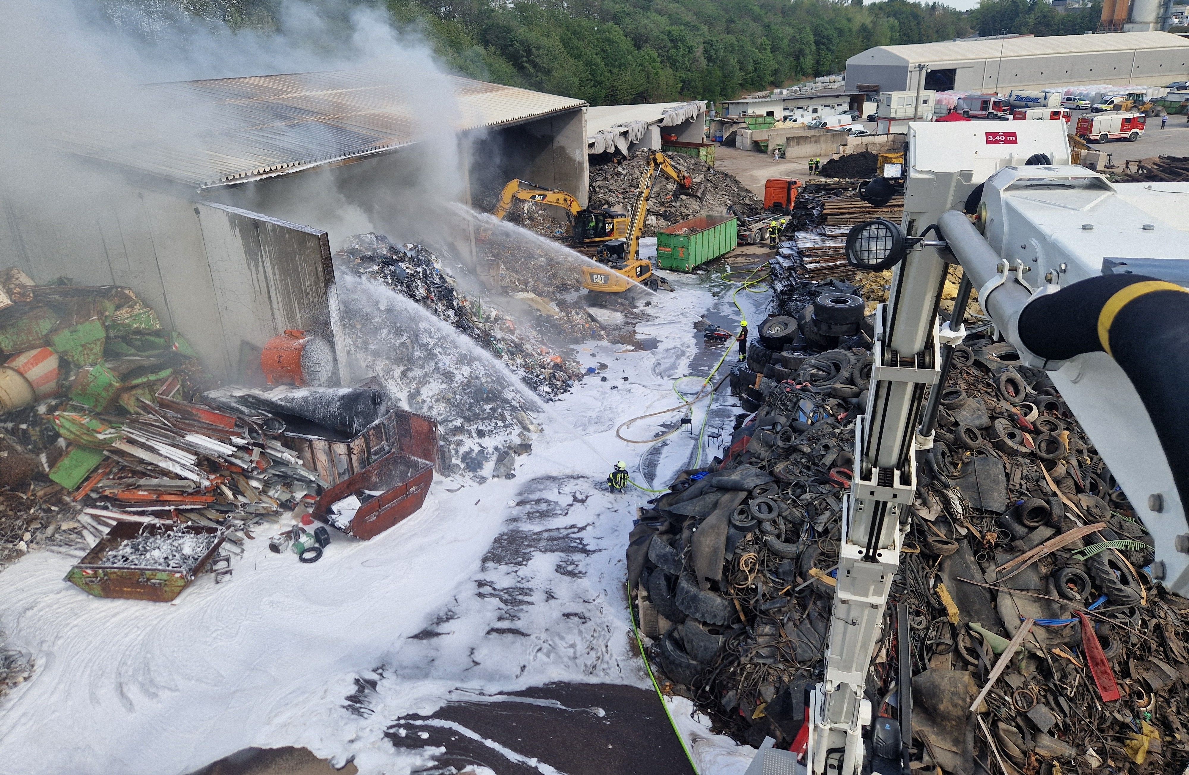 100 Feuerwehrmitglieder bekämpfen in St. Pantaleon 