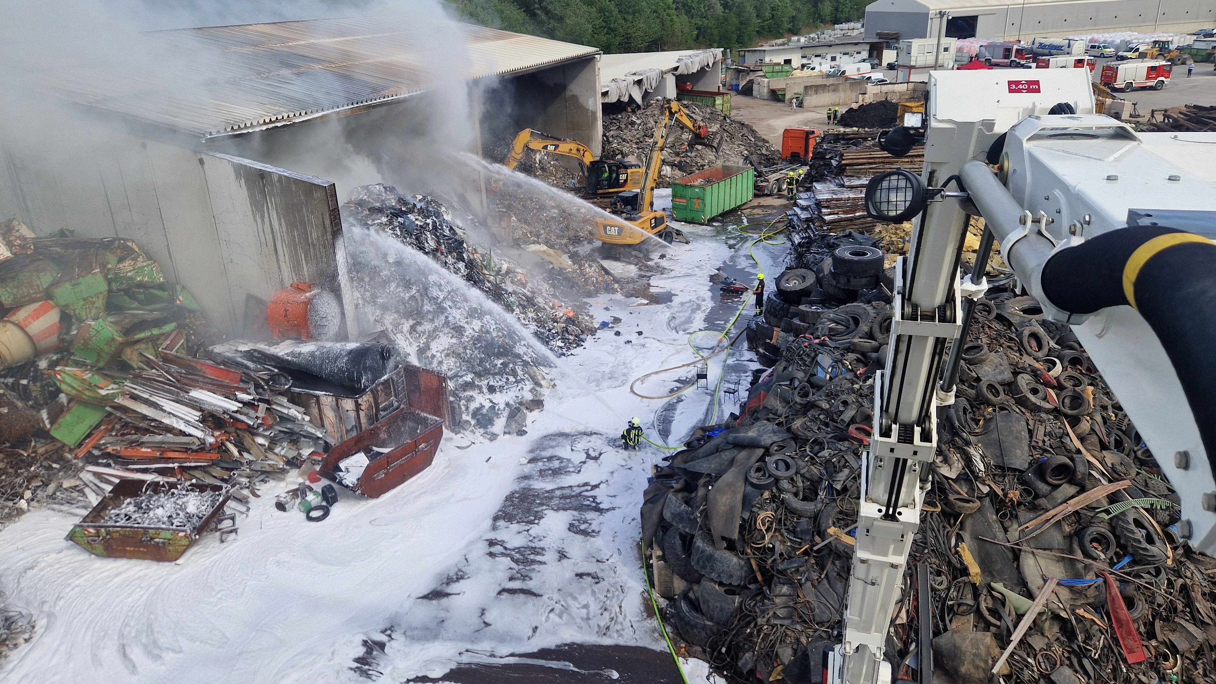 Heute.at - 100 Feuerwehrleute bekämpften B3-Brand