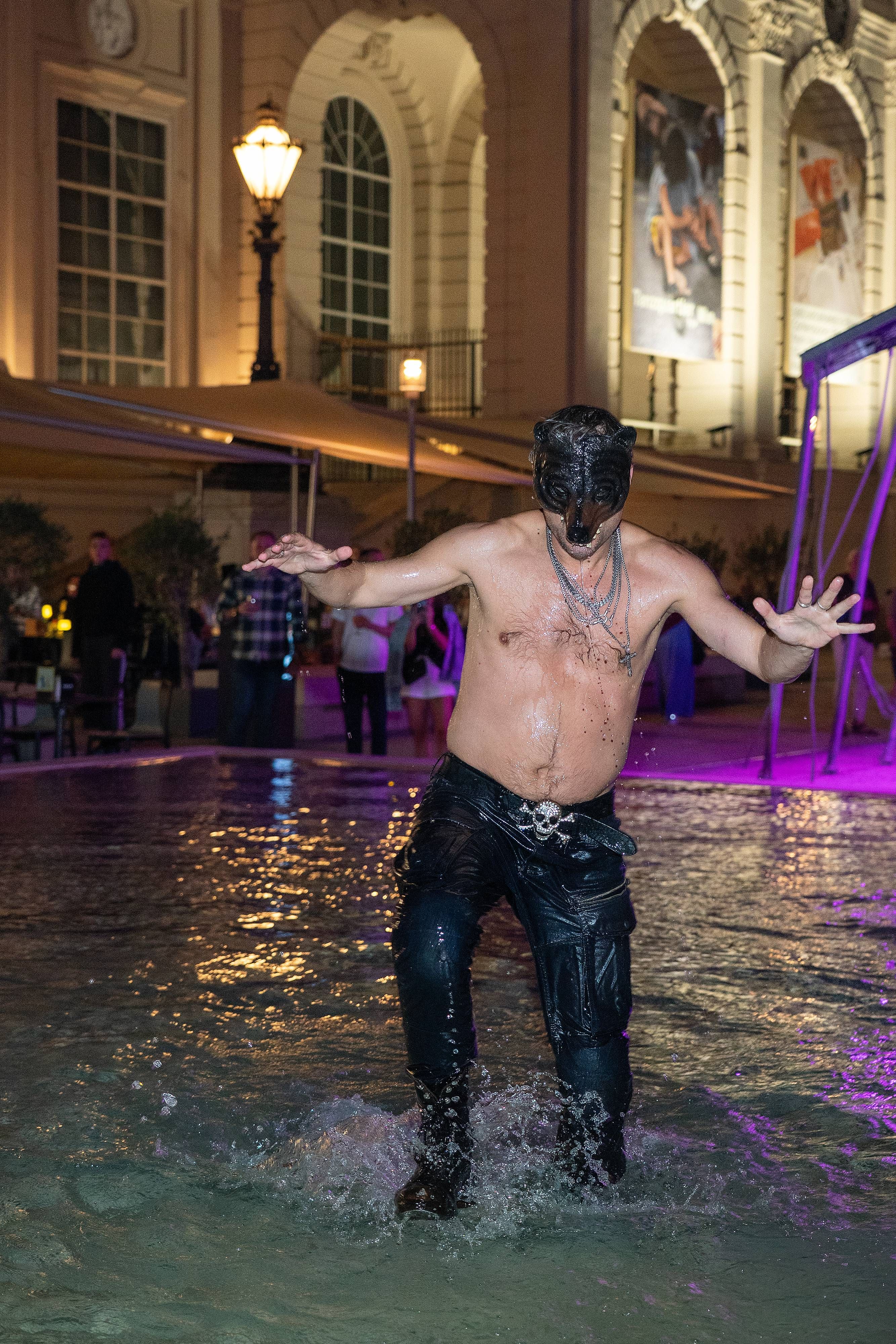 Philipp Hochmair beim spontanen Bad im Wasserbecken des MuseumsQuartiers