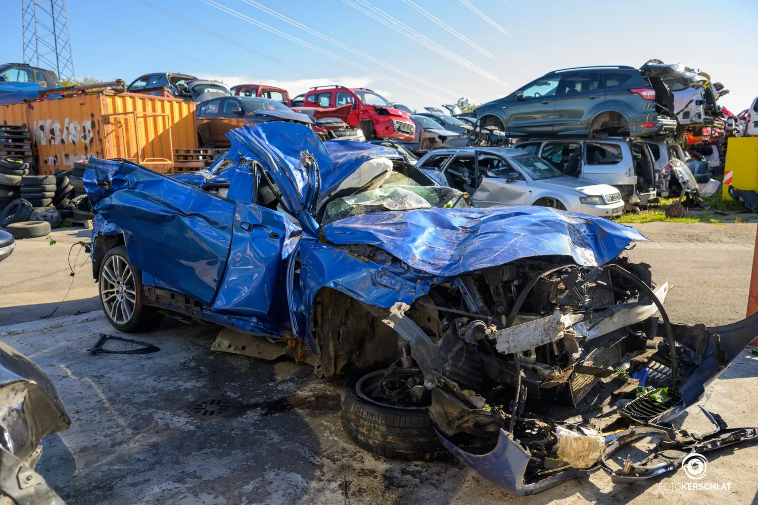 Das Unfallauto, ein blauer BMW, wurde völlig zerstört.