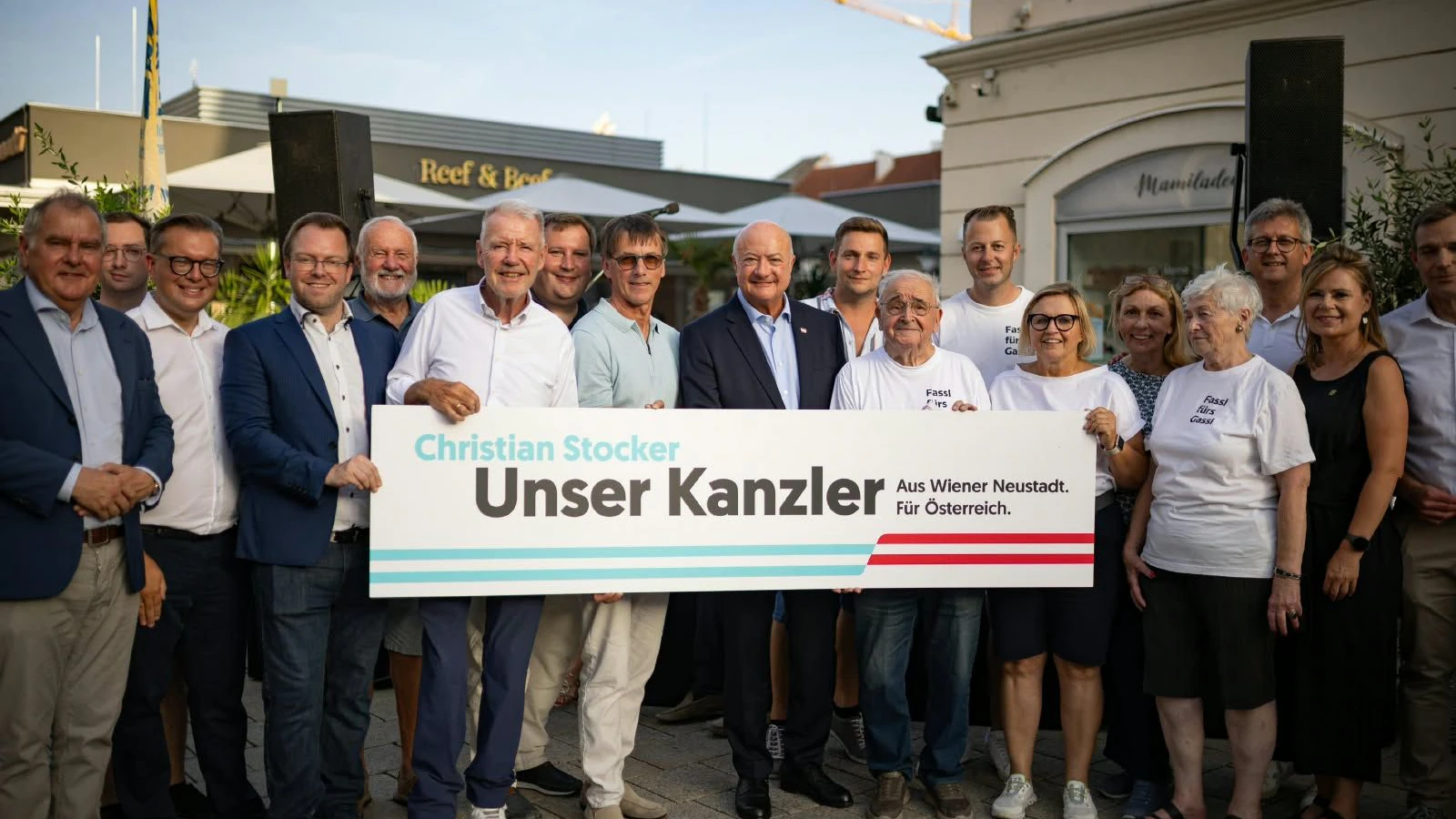 Bundeskanzler Christian Stocker mit dem Bürgermeisterteam Klaus Schneeberger aus Wiener Neustadt