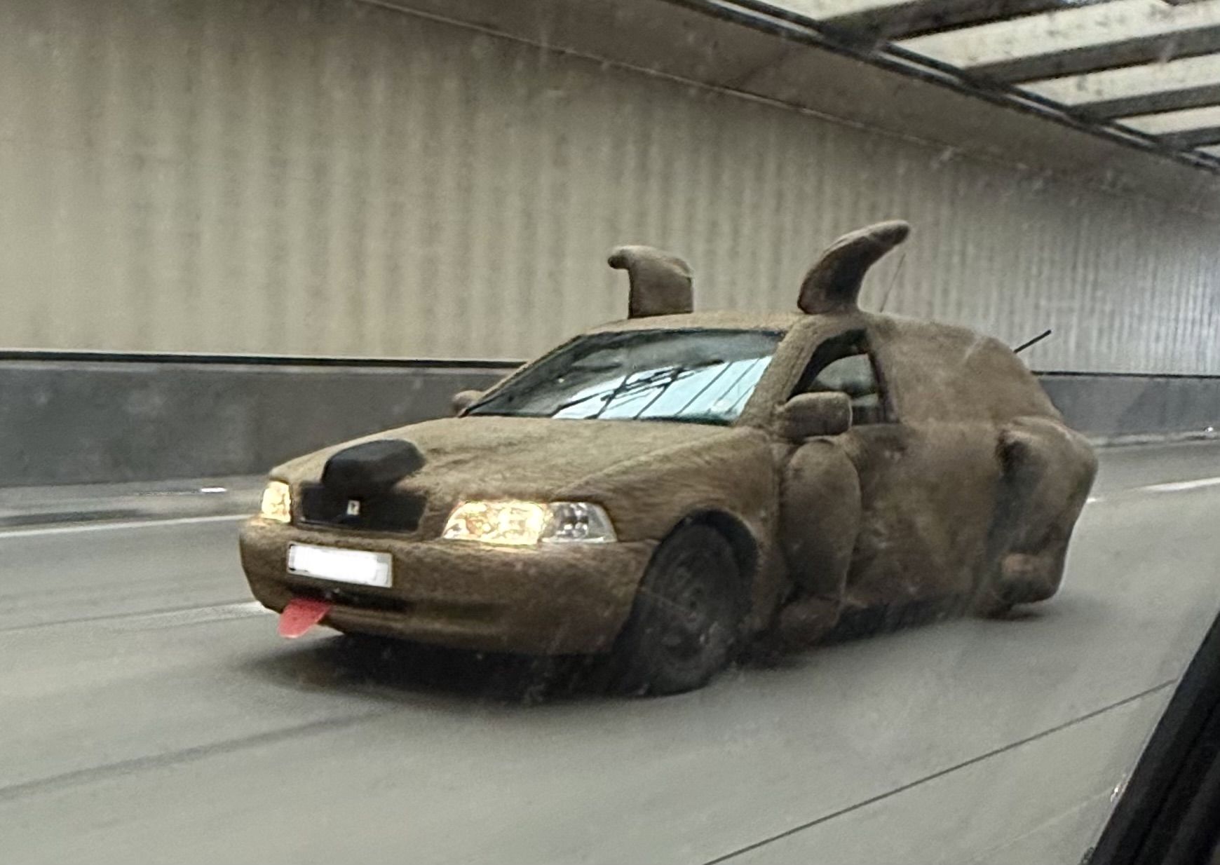 Der Volvo im Hunde-Look, angelehnt an die Komödie 