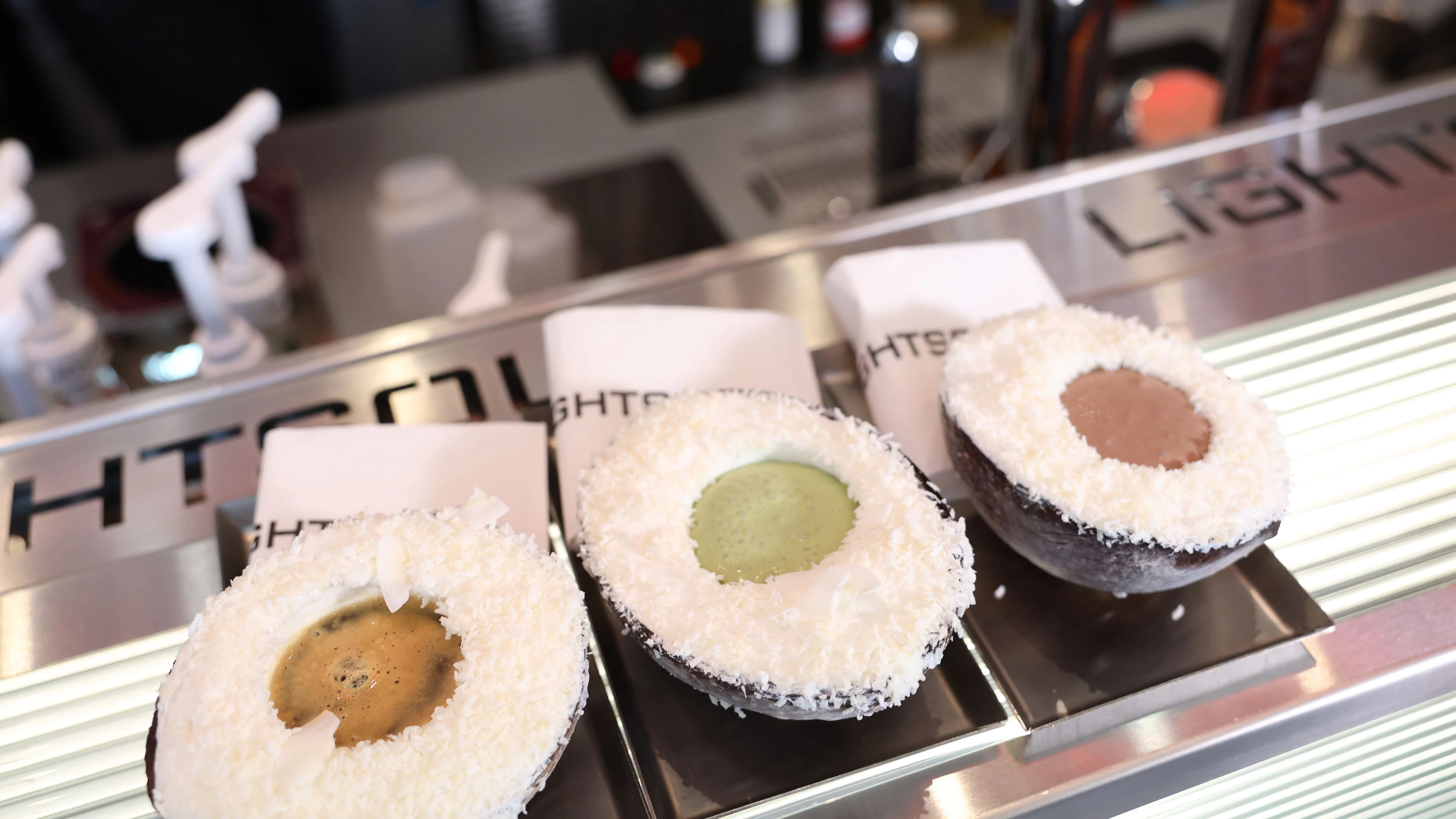 Espresso (links), Matcha und Kakao sind die Geschmacksrichtungen des "Cocato".