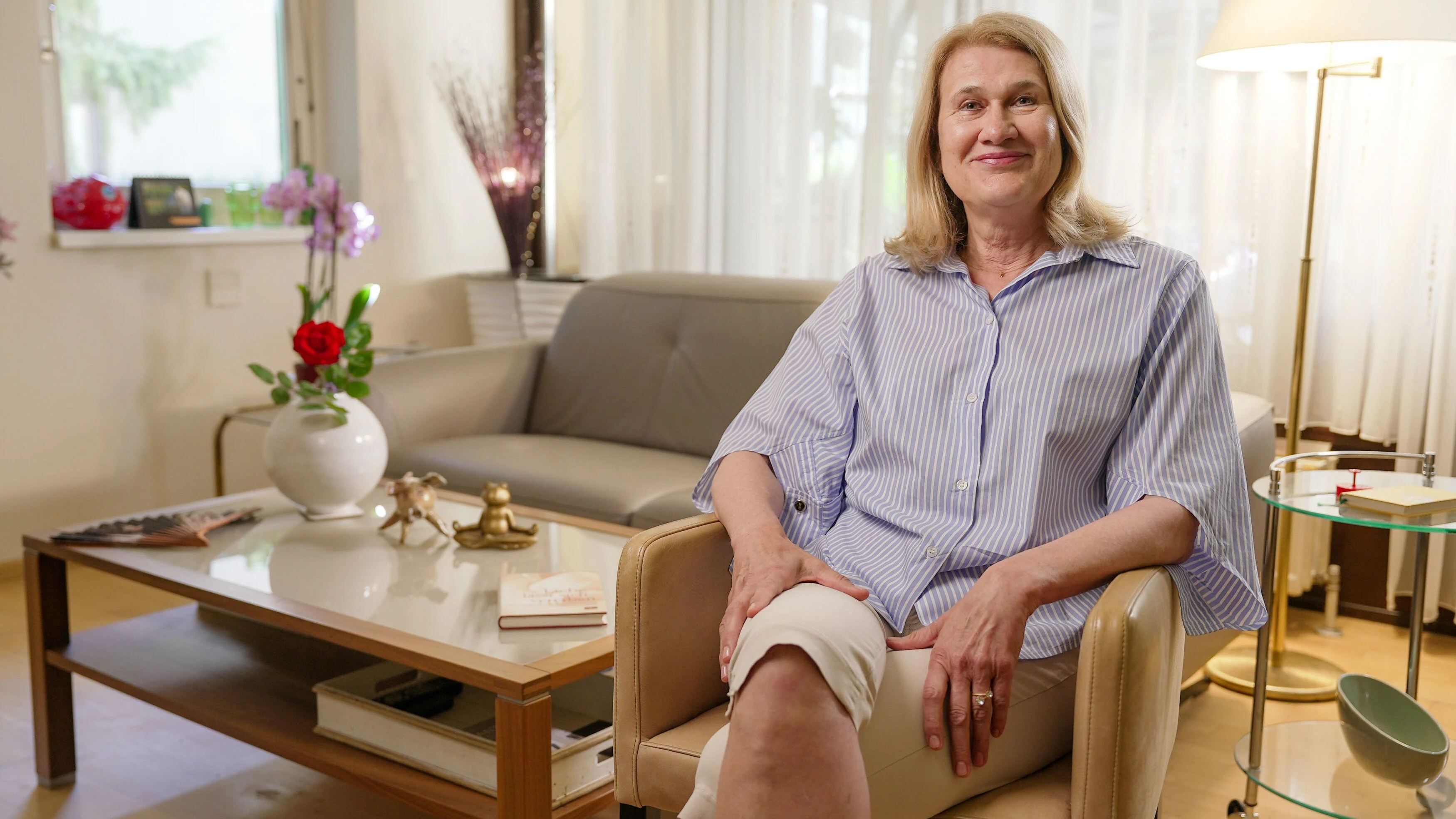 Franziska, 64, Diplomierte Krankenschwester i.R. aus Wien, sucht keinen perfekten Mann, sondern einen Partner mit Ecken und Kanten. „Mir wäre ein Mann wichtig, der spricht – und nicht nur schwiegt und genießt“, schmunzelt die Blondine. 