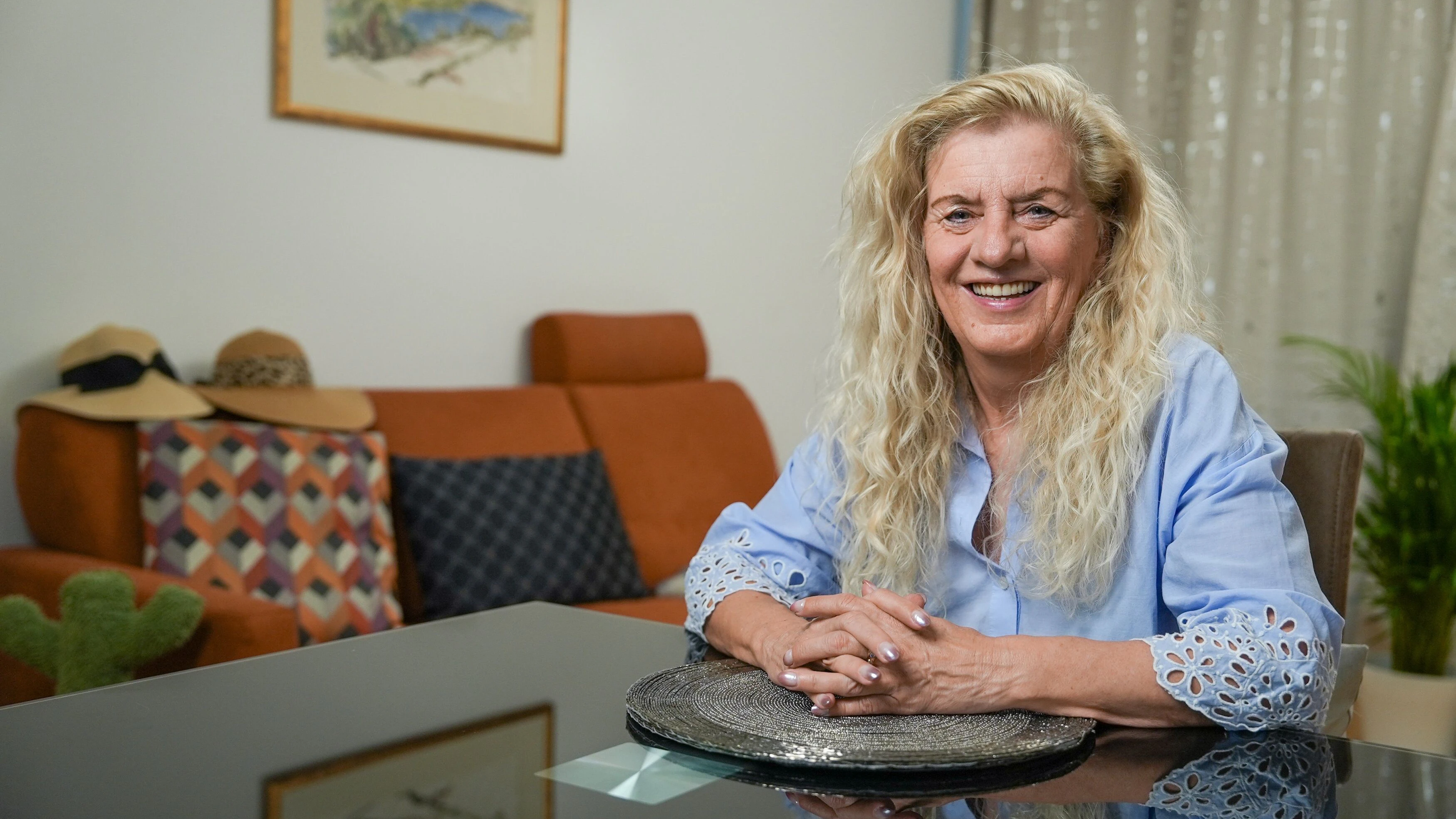 Jenny, 65, Büroangestellte i.R. aus Salzburg, ist auf der Suche nach einem liebevollen Mann, mit dem sie ihren weiteren Lebensweg teilen kann. Die Suche im Internet hat sie längst aufgegeben. „Die meisten Männer sind in einer Beziehung oder suchen nur Sex“, erzählt sie.