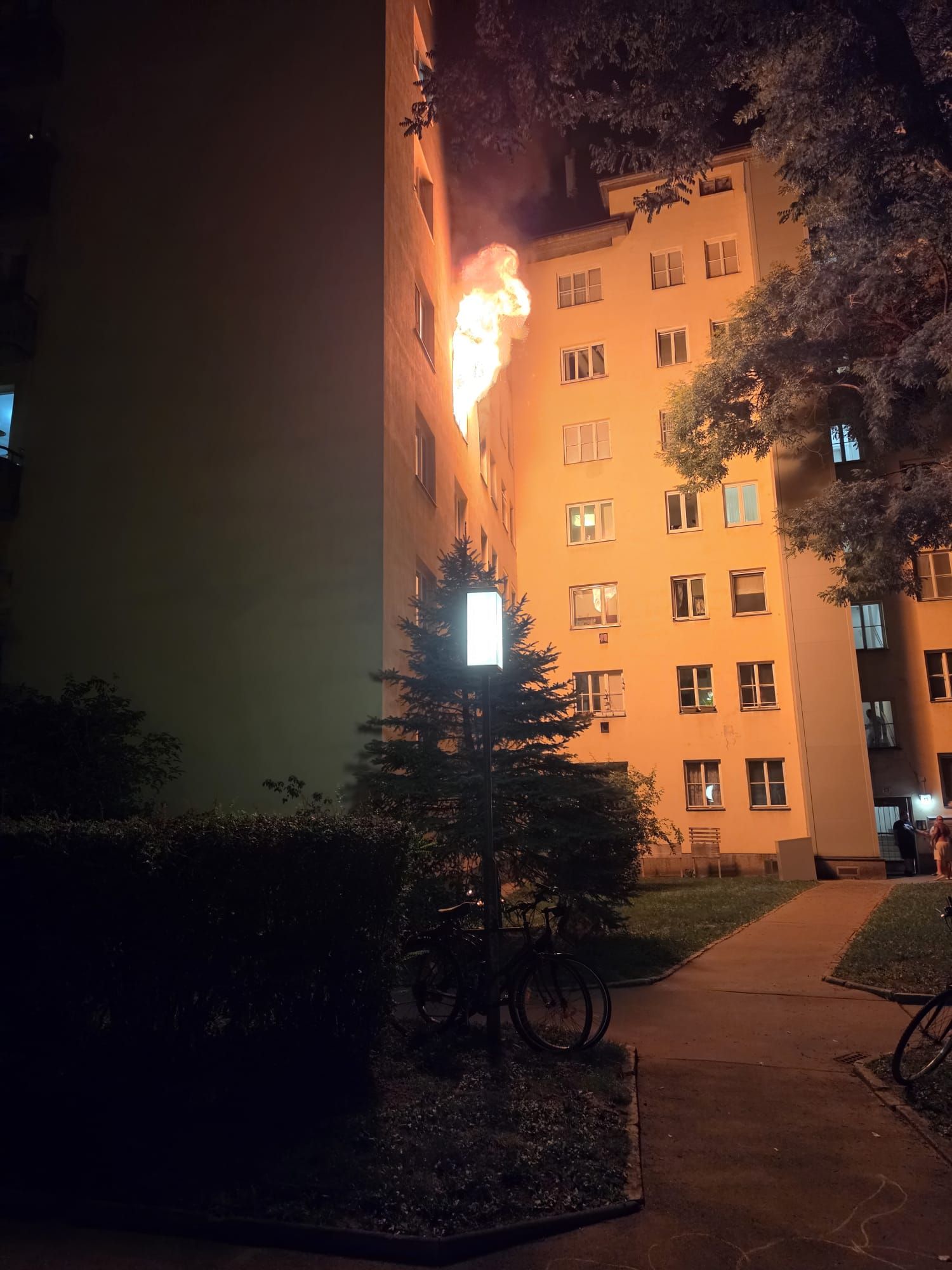 Heute.at - Flammen schlagen aus Wohnung – Gemeindebau evakuiert