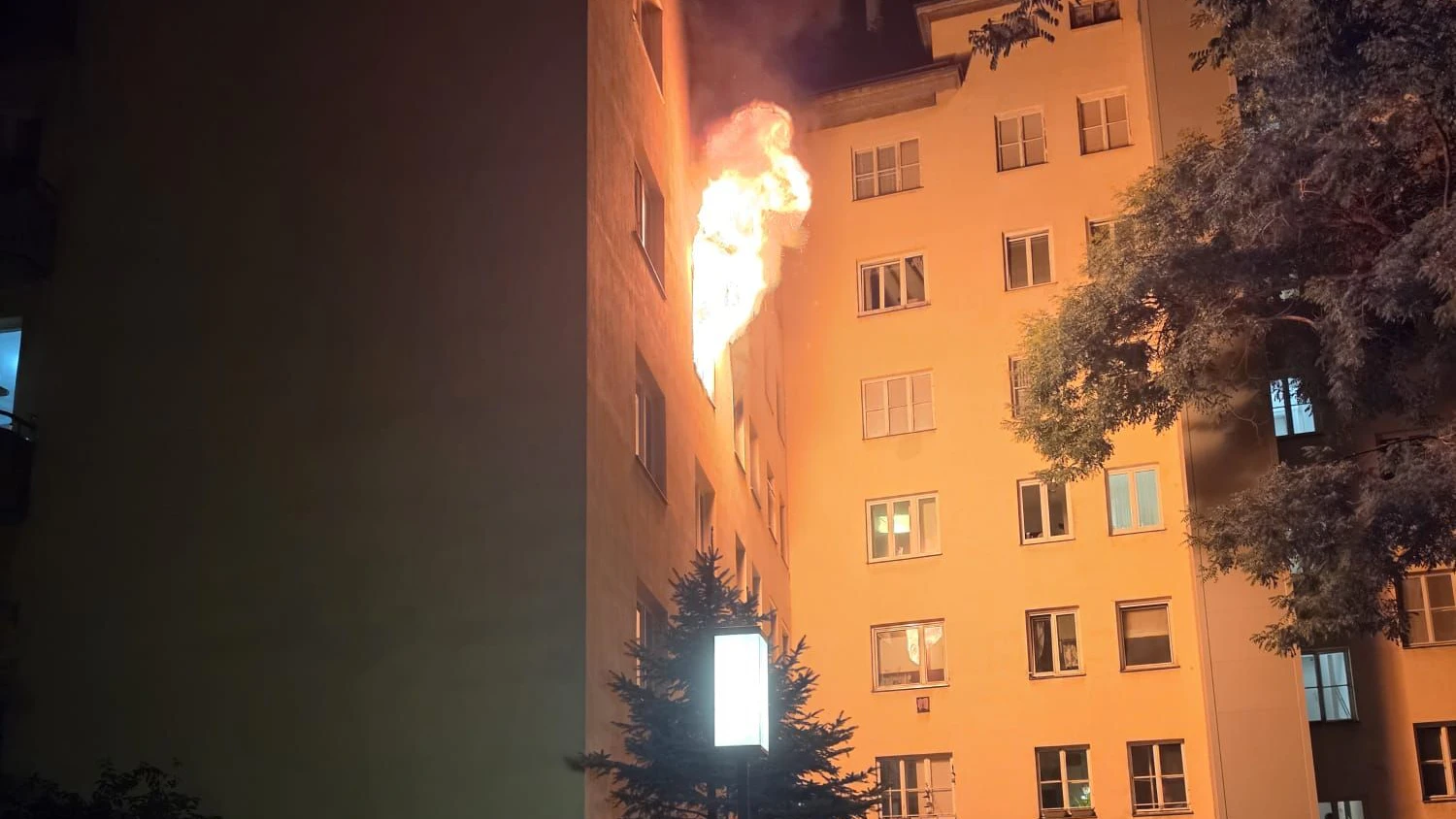 Heute.at - Flammen schlagen aus Wohnung – Gemeindebau evakuiert