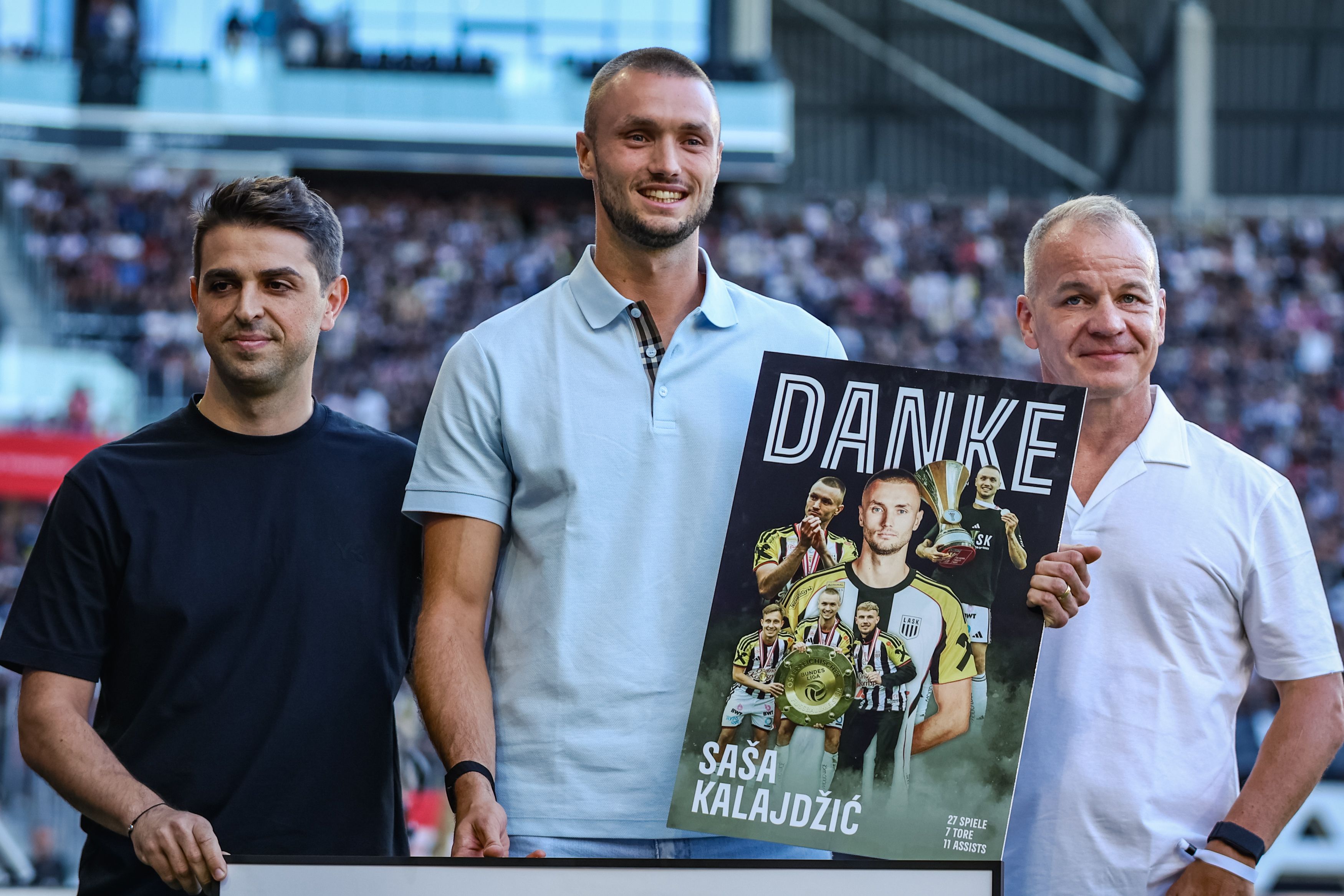 Sasa Kalajdzic zwischen LASK-Sportchef Dino Buric und CEO Siegmund Gruber