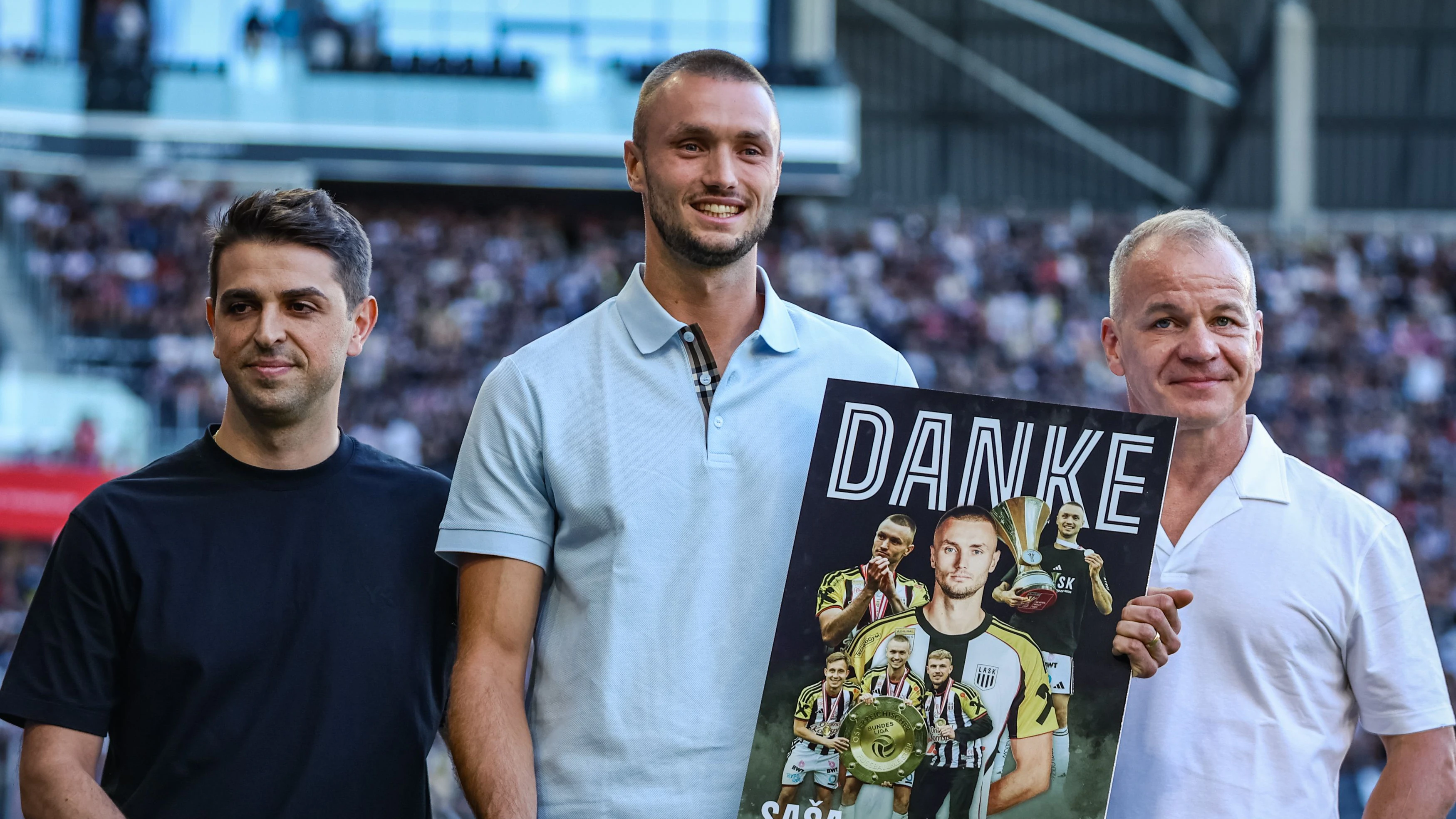 Sasa Kalajdzic zwischen LASK-Sportchef Dino Buric und CEO Siegmund Gruber