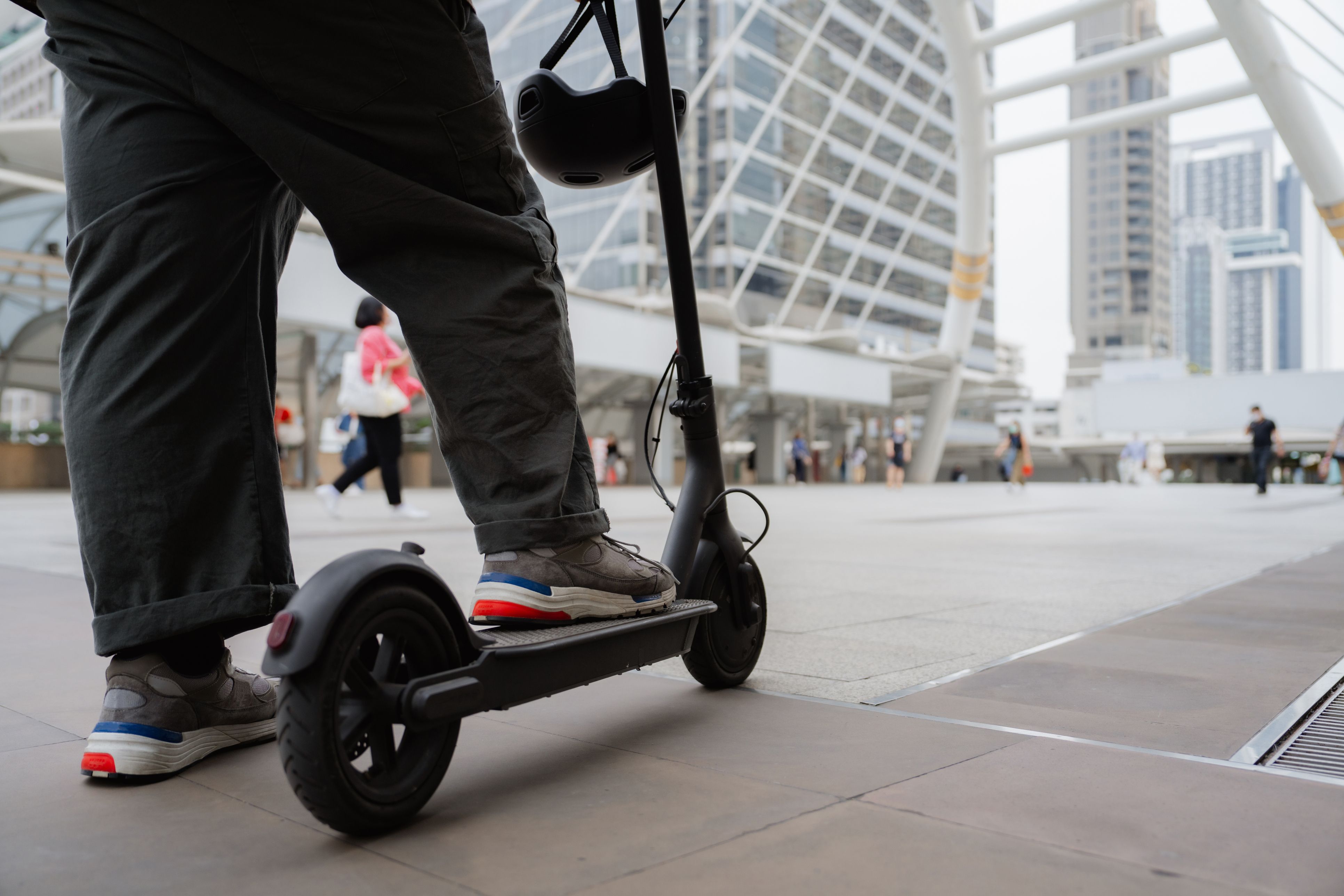 Heute.at - E-Scooter-Rowdy verletzt Polizistin mitten in Wien