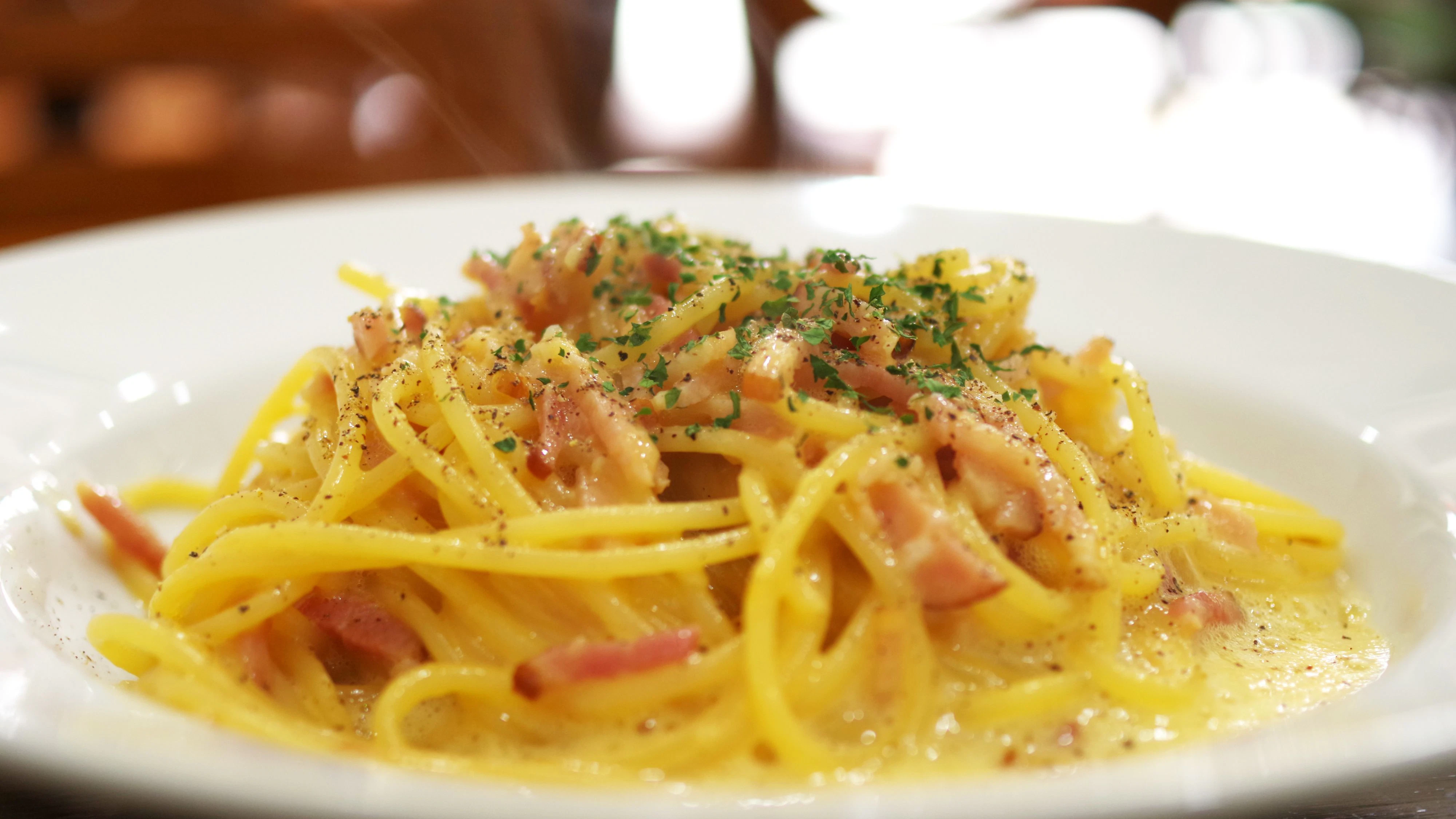 In eine "echte" Carbonara gehört kein Schlagobers oder Rahm.
