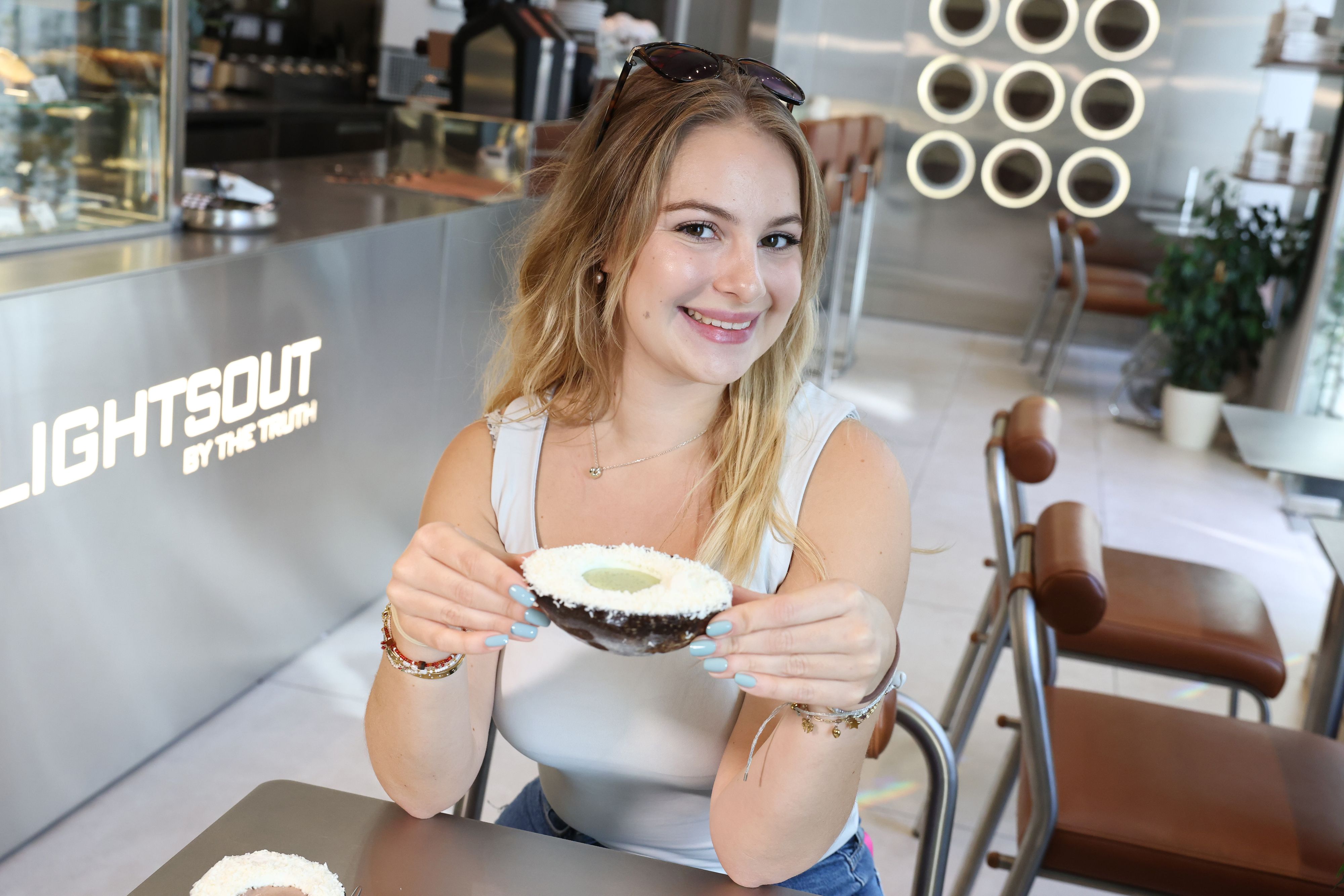 Der Kokos-Affogato kommt in einer gefrorenen Kokosnuss daher.