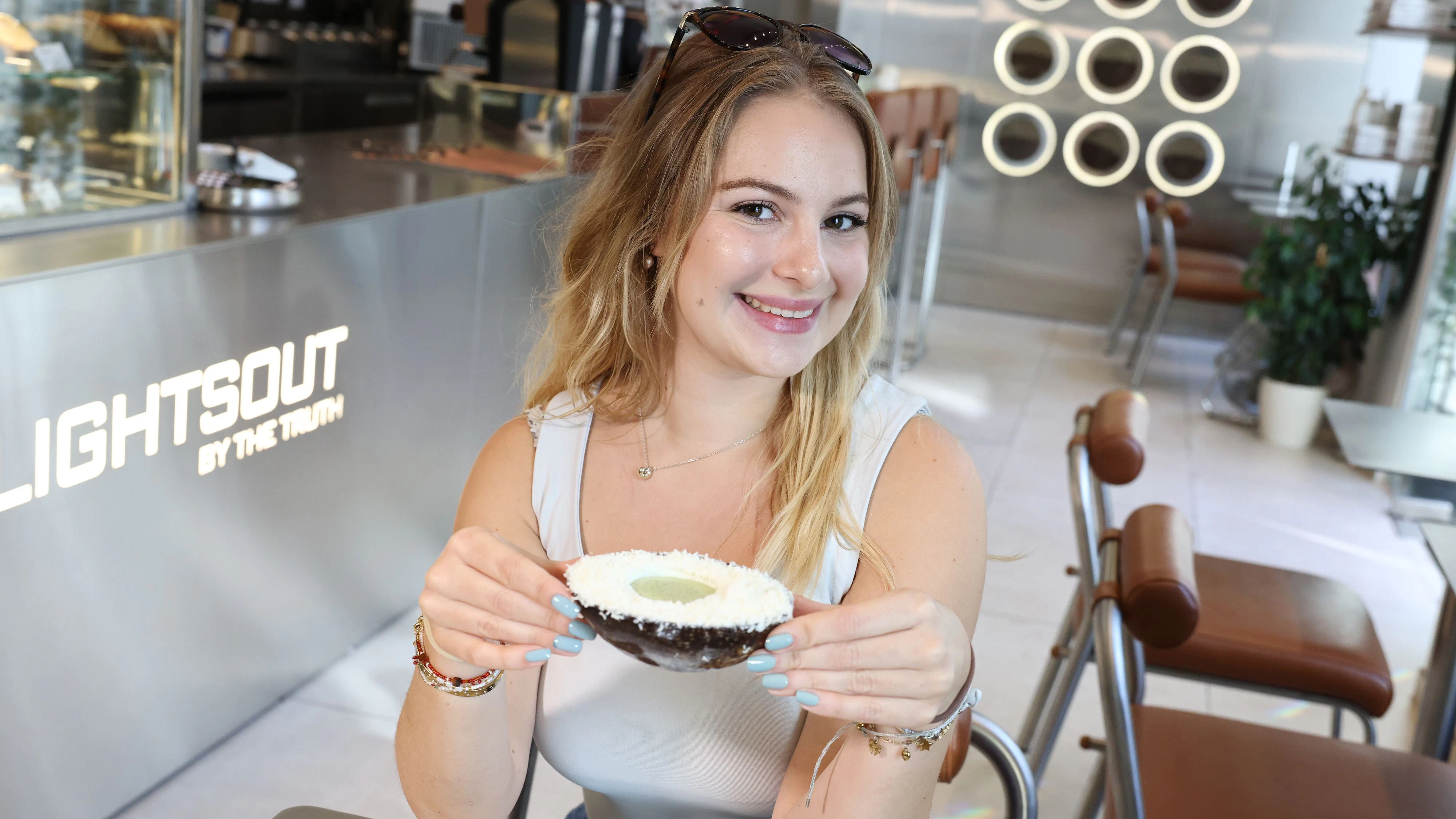 Heute.at - Kokosnuss statt Becher: Hype-Drink erfrischt jetzt Wien
