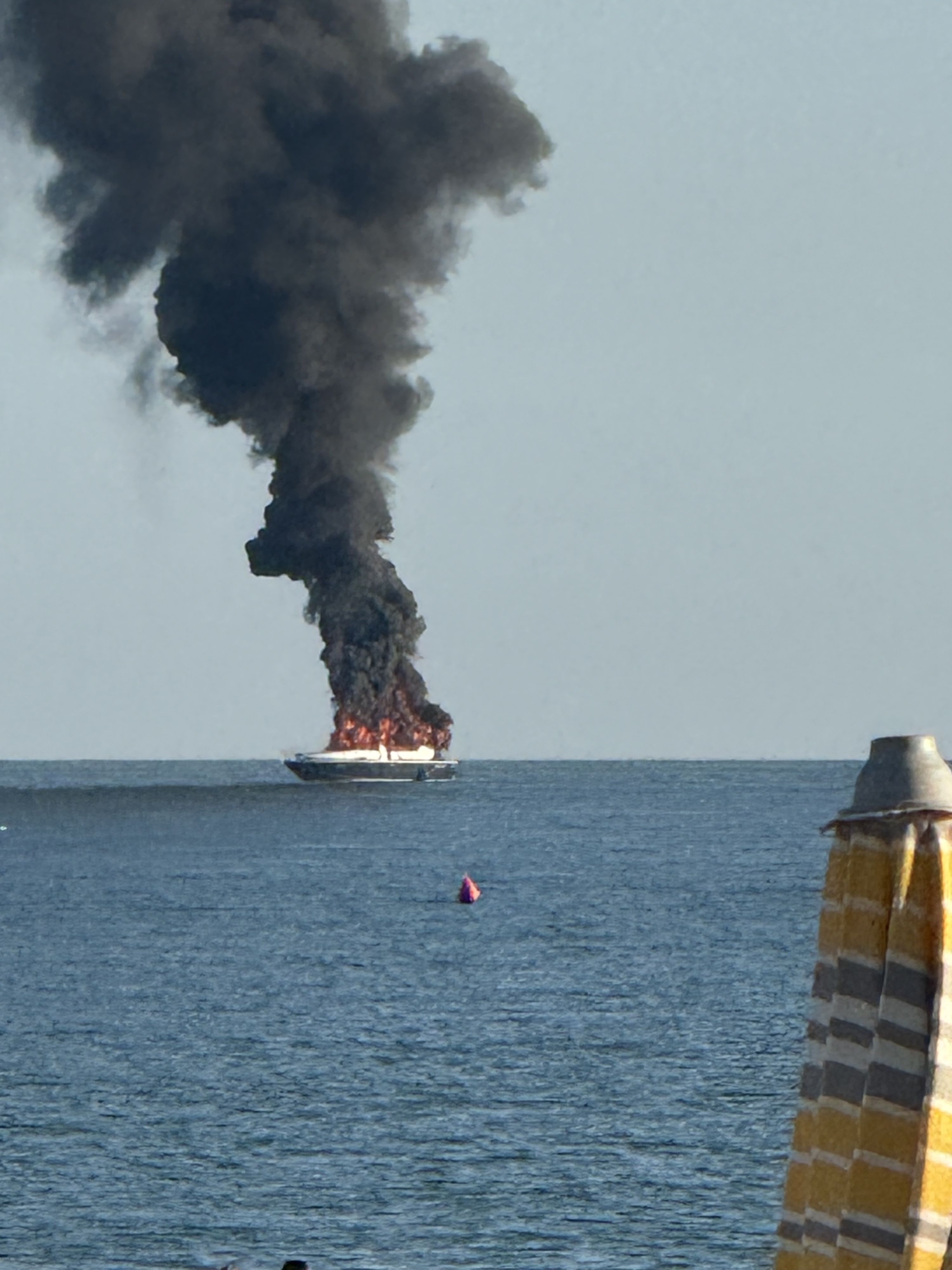 Eine riesige schwarze Rauchwolke vor Jesolo sorgte am Sonntag für Aufsehen.