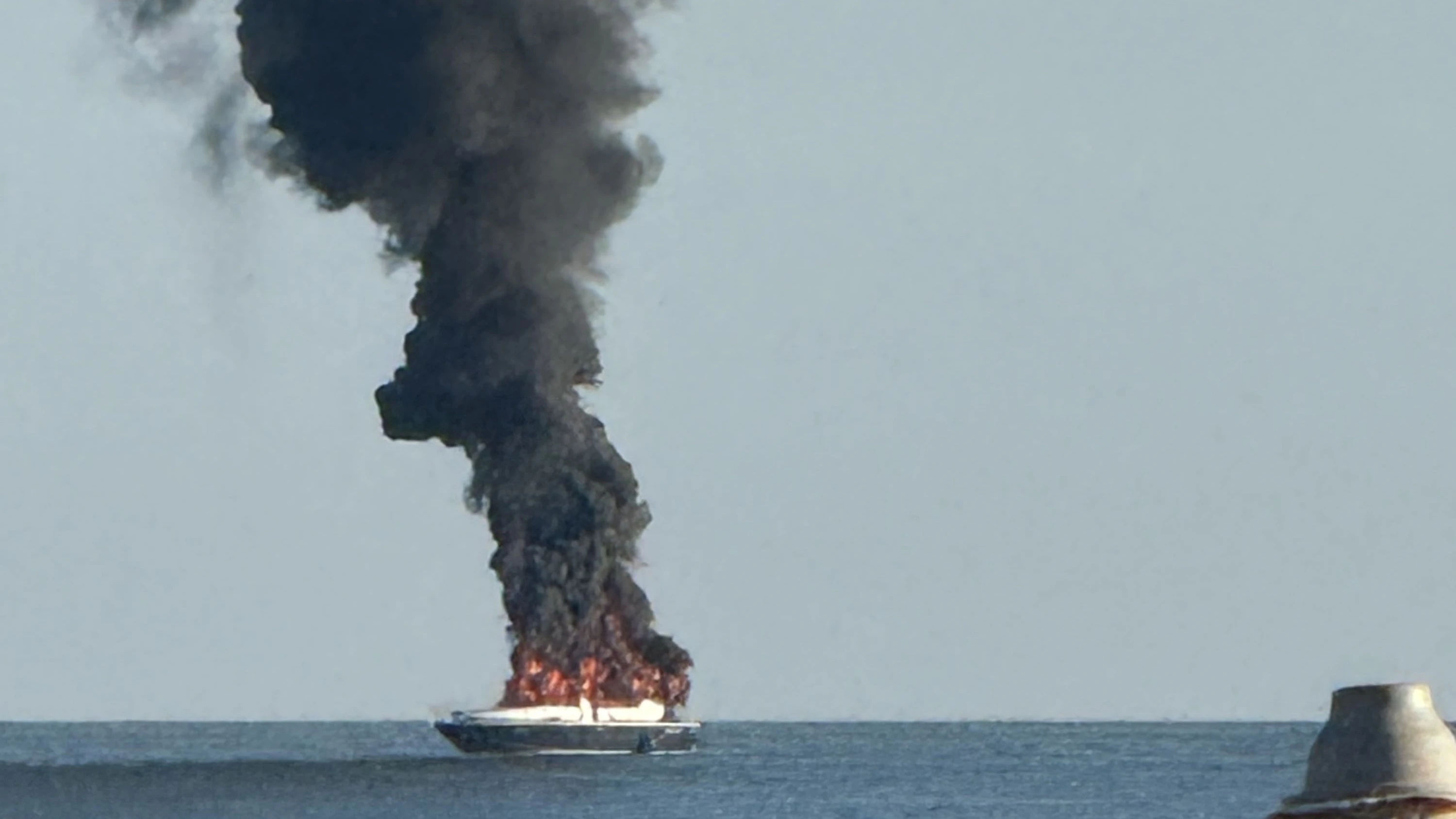 Rauchsäule über Jesolo! Yacht gerät in Vollbrand