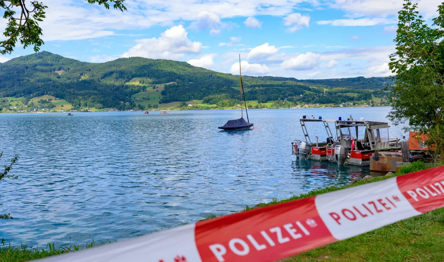 Das Flugzeug-Wrack sollte demnächst an Land gezogen werden.