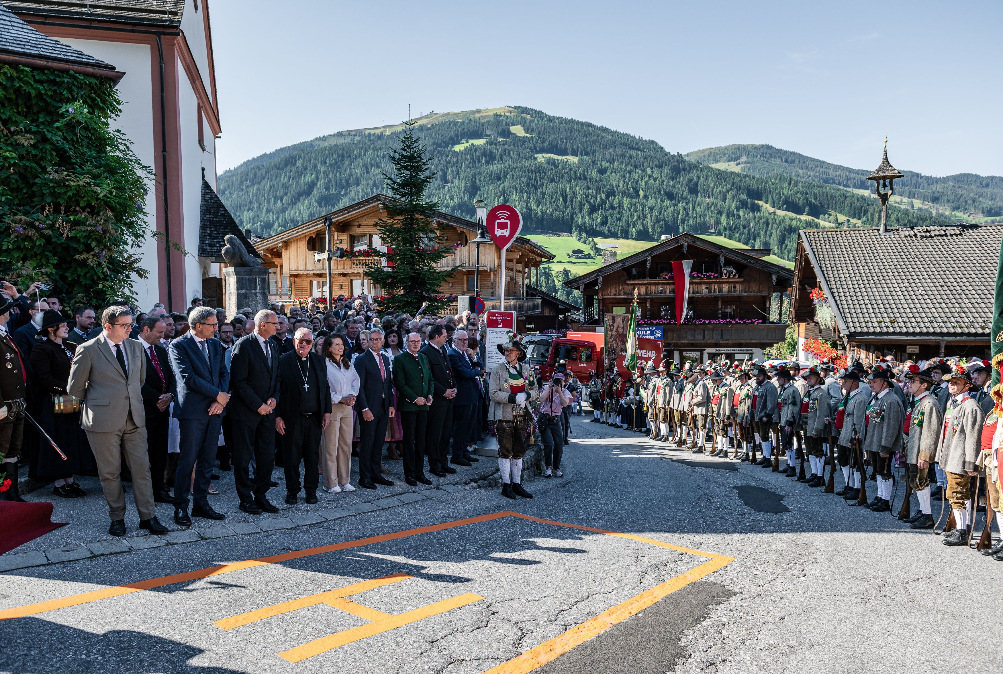 Alpbach in Tirol ist derzeit Polit-Zentrum. Hier beim Tirol-Tag des Europa-Forums unter anderem Landeshauptmann Anton Mattle, EU-Kommissar Magnus Brunner, Forums-Präsident Othmar Karas, Landwirtschaftsminister Norbert Totschnig.