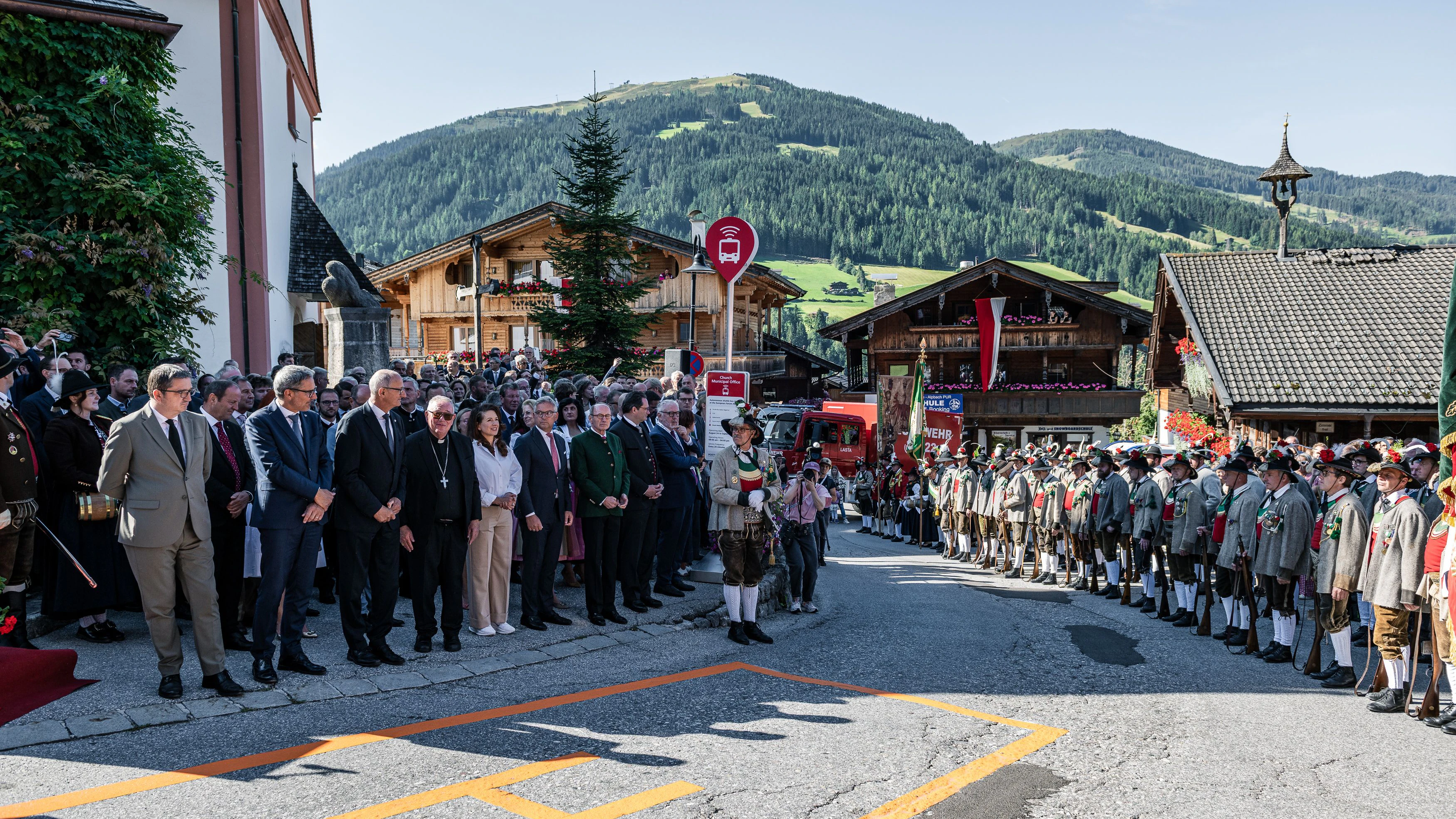 Alpbach in Tirol ist derzeit Polit-Zentrum. Hier beim Tirol-Tag des Europa-Forums unter anderem Landeshauptmann Anton Mattle, EU-Kommissar Magnus Brunner, Forums-Präsident Othmar Karas, Landwirtschaftsminister Norbert Totschnig.