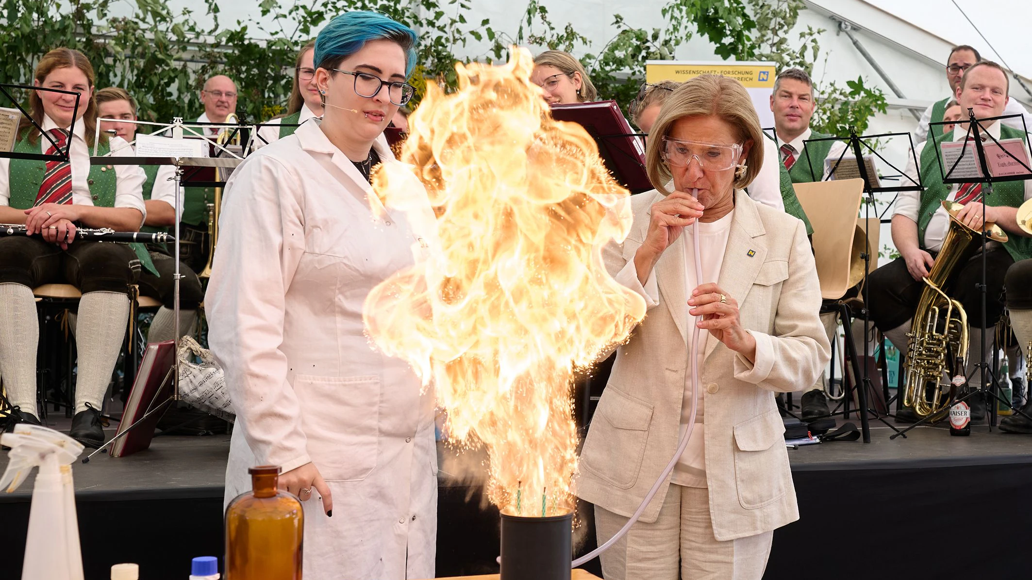 LH Johanna Mikl-Leitner (VP) unterstützt bei der Science Show von Stefanie Allworth.