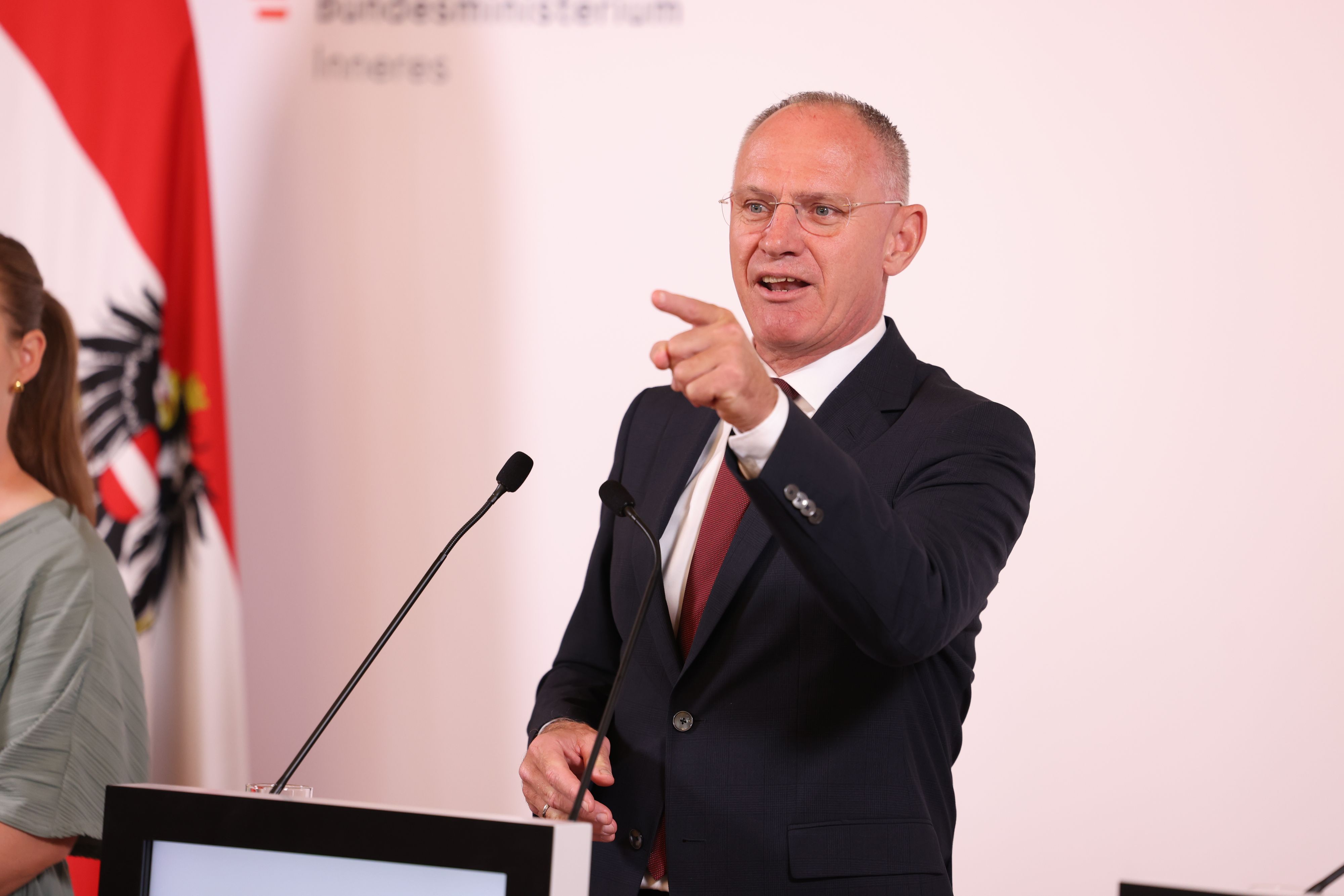 Innenminister Gerhard Karner (ÖVP) kündigt einen neuen Bonus für die Polizei an.