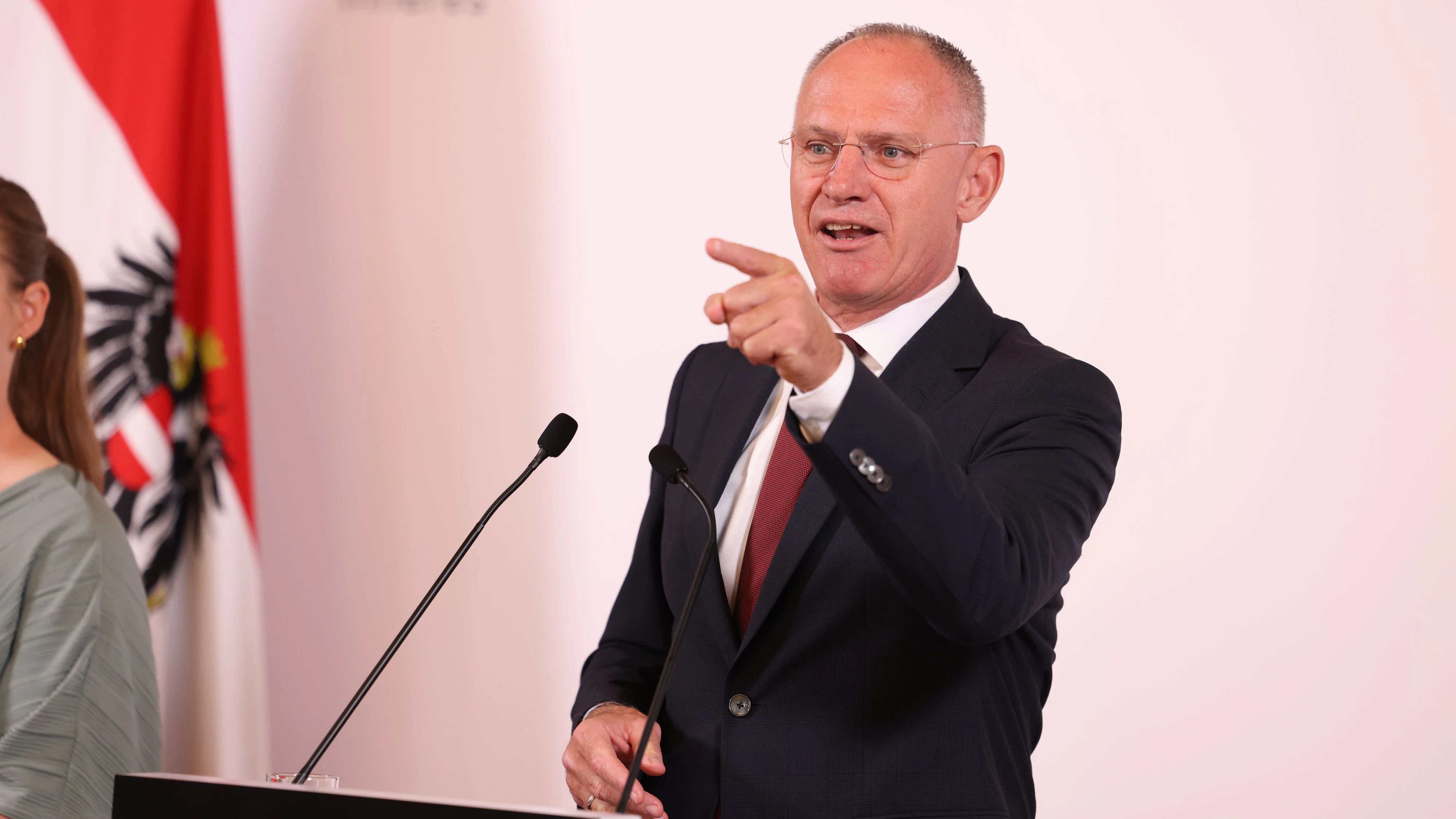 Innenminister Gerhard Karner (ÖVP) kündigt einen neuen Bonus für die Polizei an.