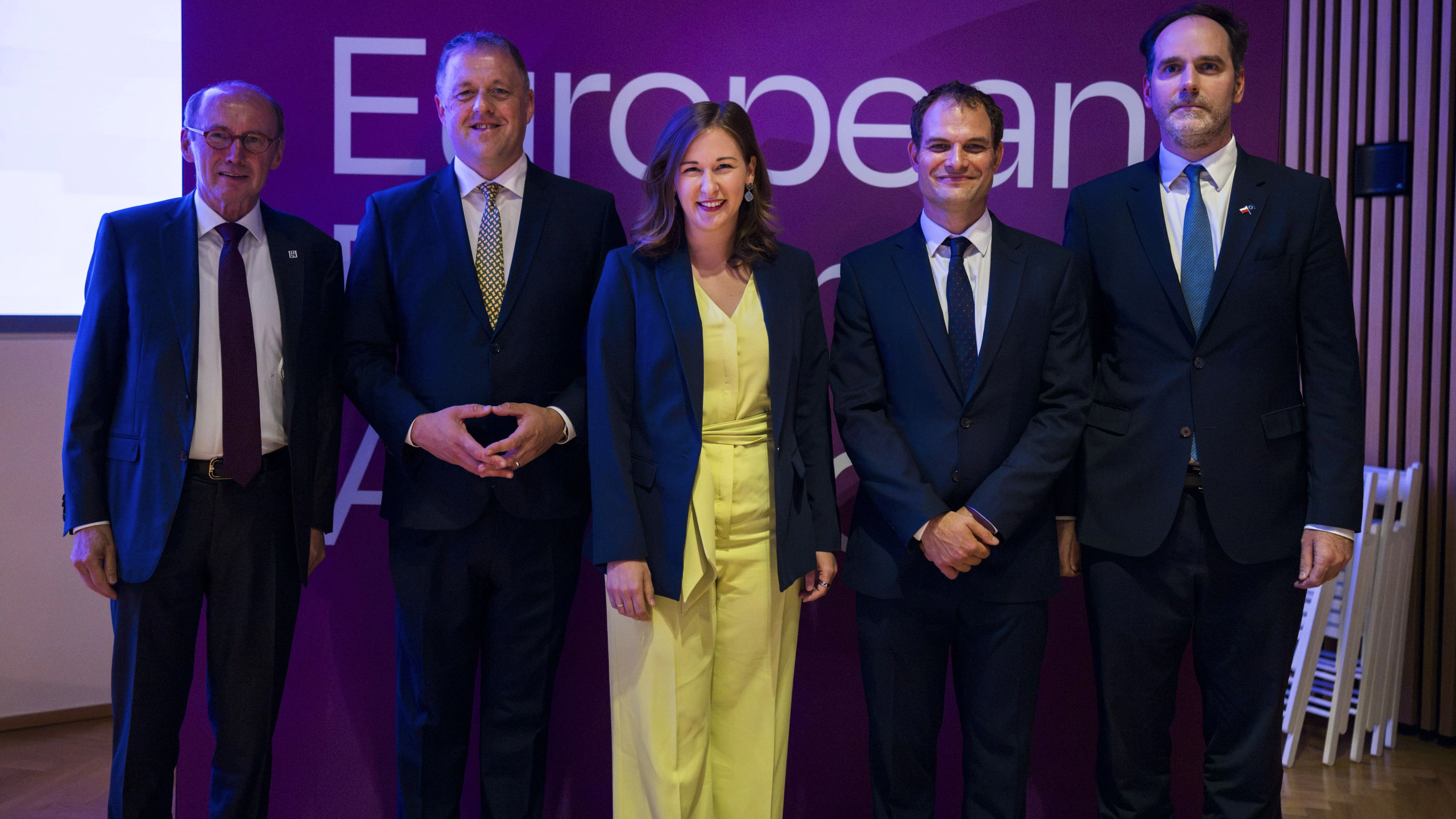Treffen in Alpbach: Europaministerin Bauer mit Forums-Präsident Othmar Karas, dem irischen Staatsminister für europäische Angelegenheiten Thomas Byrne, Großbritanniens neuem Minister für europäische Beziehungen Hamish Falconer und dem polnischen Staatssekretär Ignacy Niemczycki.