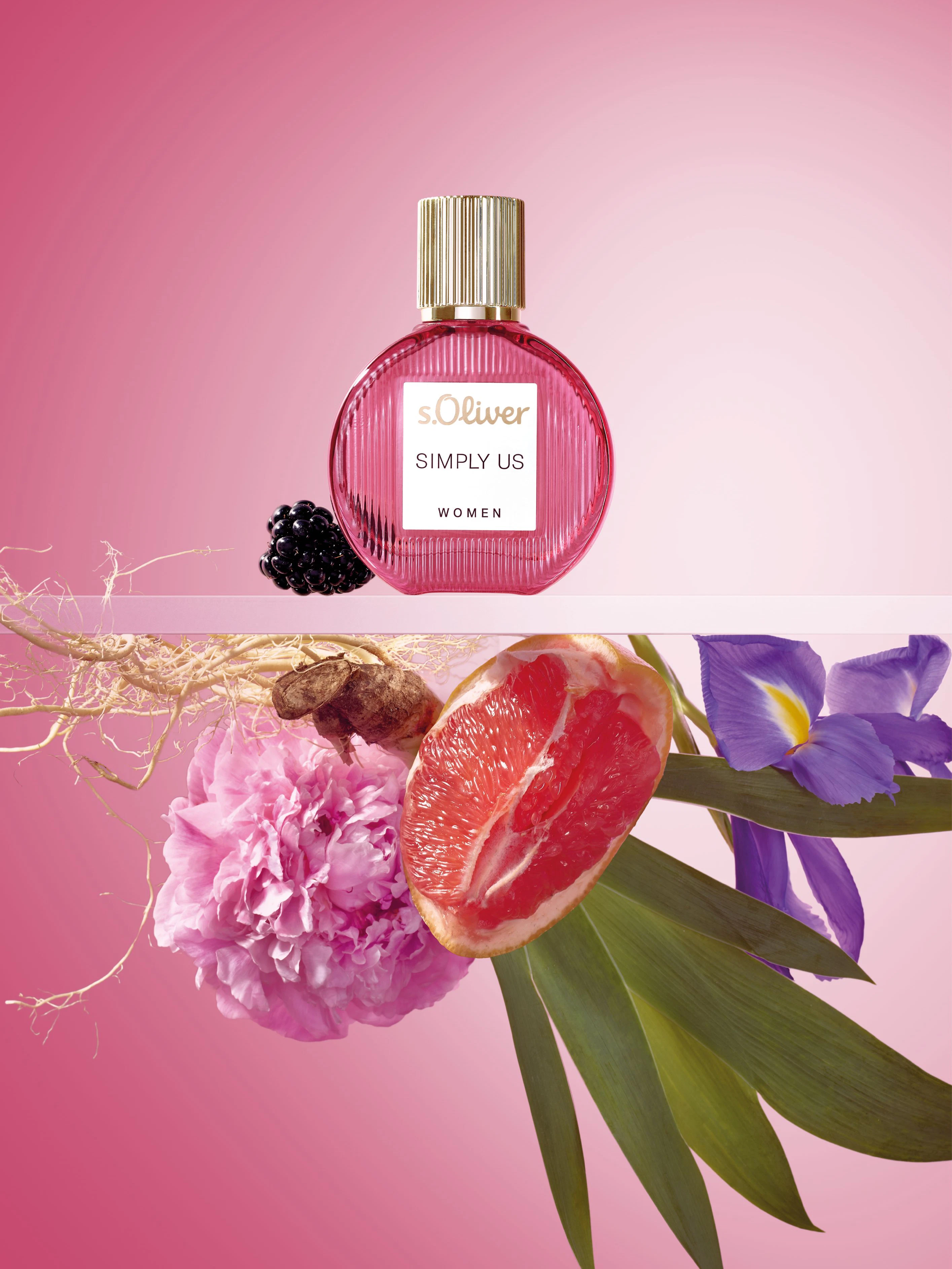 SIMPLY US WOMEN präsentiert sich fruchtig, floral und mit warmer Basis.