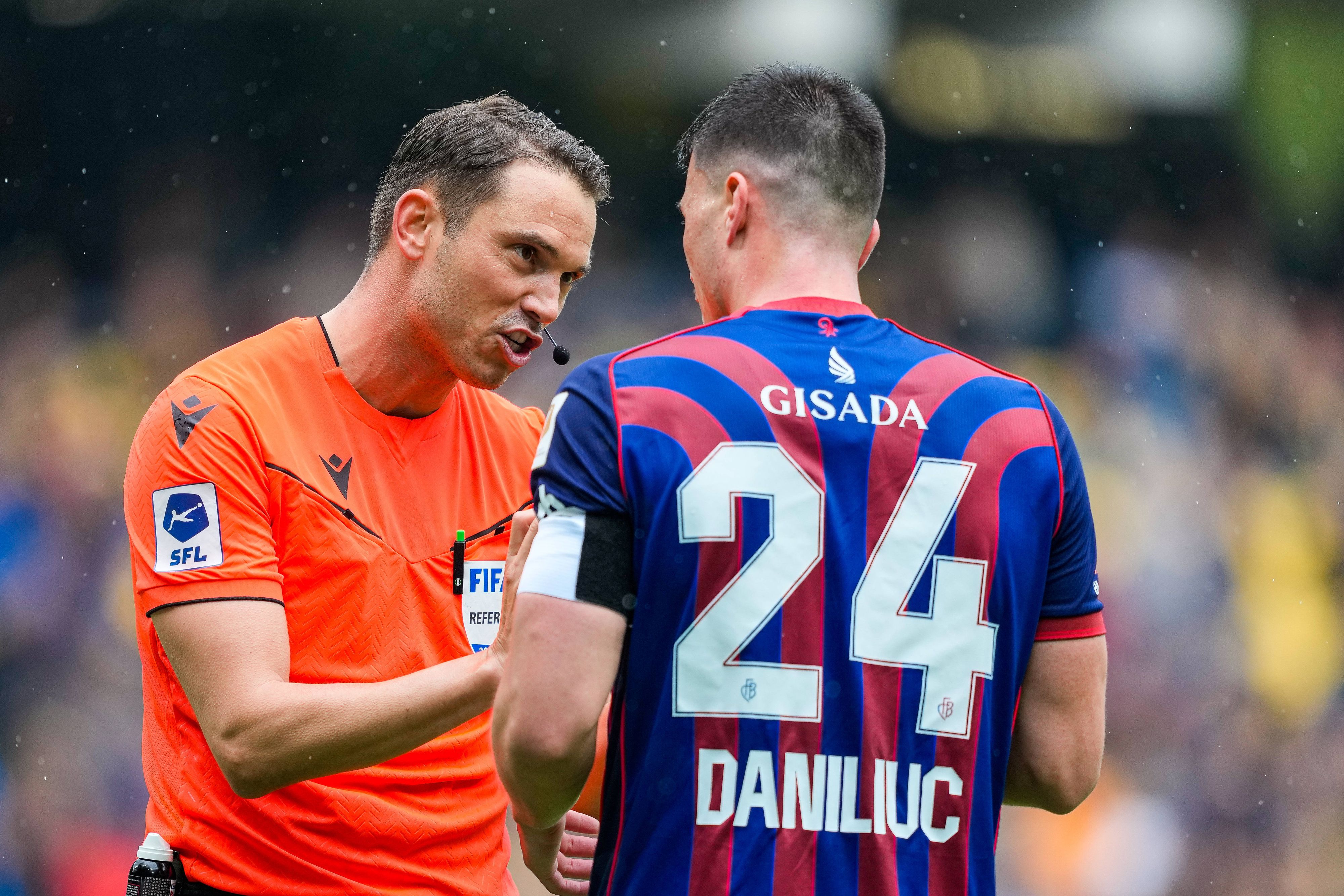 Schiedsrichter Sandro Schärer im Gespräch mit ÖFB-Kicker Flavius Daniliuc.