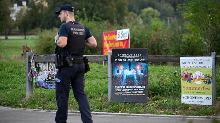 Tausende Gäste verließen gerade das Festivalgelände, als es Sonntagfrüh bei einem Rave im Schweizer Aarau zu einem Anschlag mit Schusswaffen kam. Eine 22-jährige Italienerin starb am Unglücksort, fünf Menschen wurden verletzt. Was man über den Vorfall weiß.