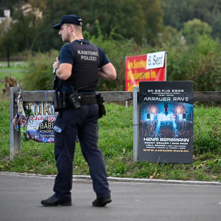 Tausende Gäste verließen gerade das Festivalgelände, als es Sonntagfrüh bei einem Rave im Schweizer Aarau zu einem Anschlag mit Schusswaffen kam. Eine 22-jährige Italienerin starb am Unglücksort, fünf Menschen wurden verletzt. Was man über den Vorfall weiß.