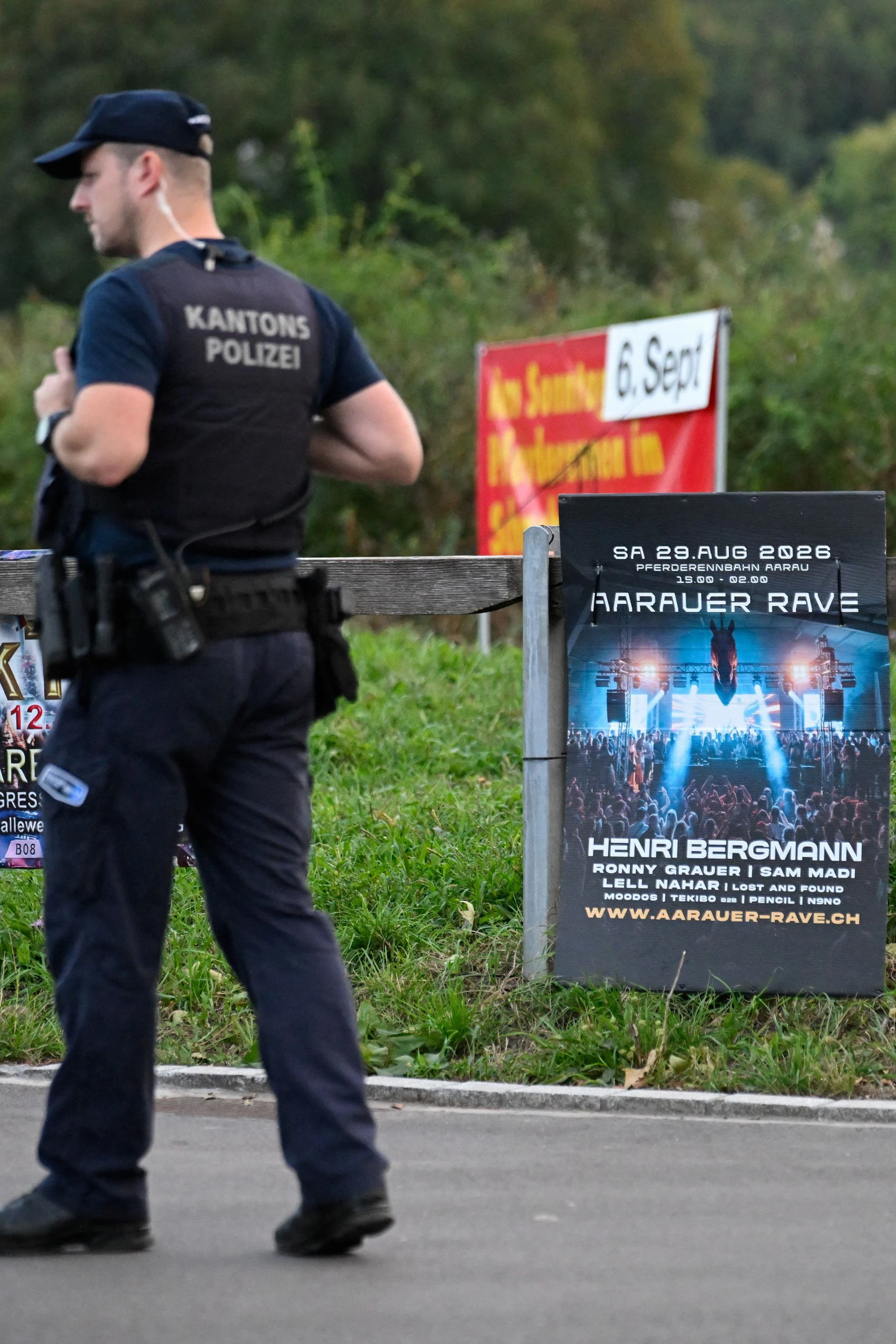 Das Rave auf der Pferderennbahn von Aarau wurde zum Ziel eine Attentats: Eine junge Frau starb, fünf Personen wurden teils schwer verletzt