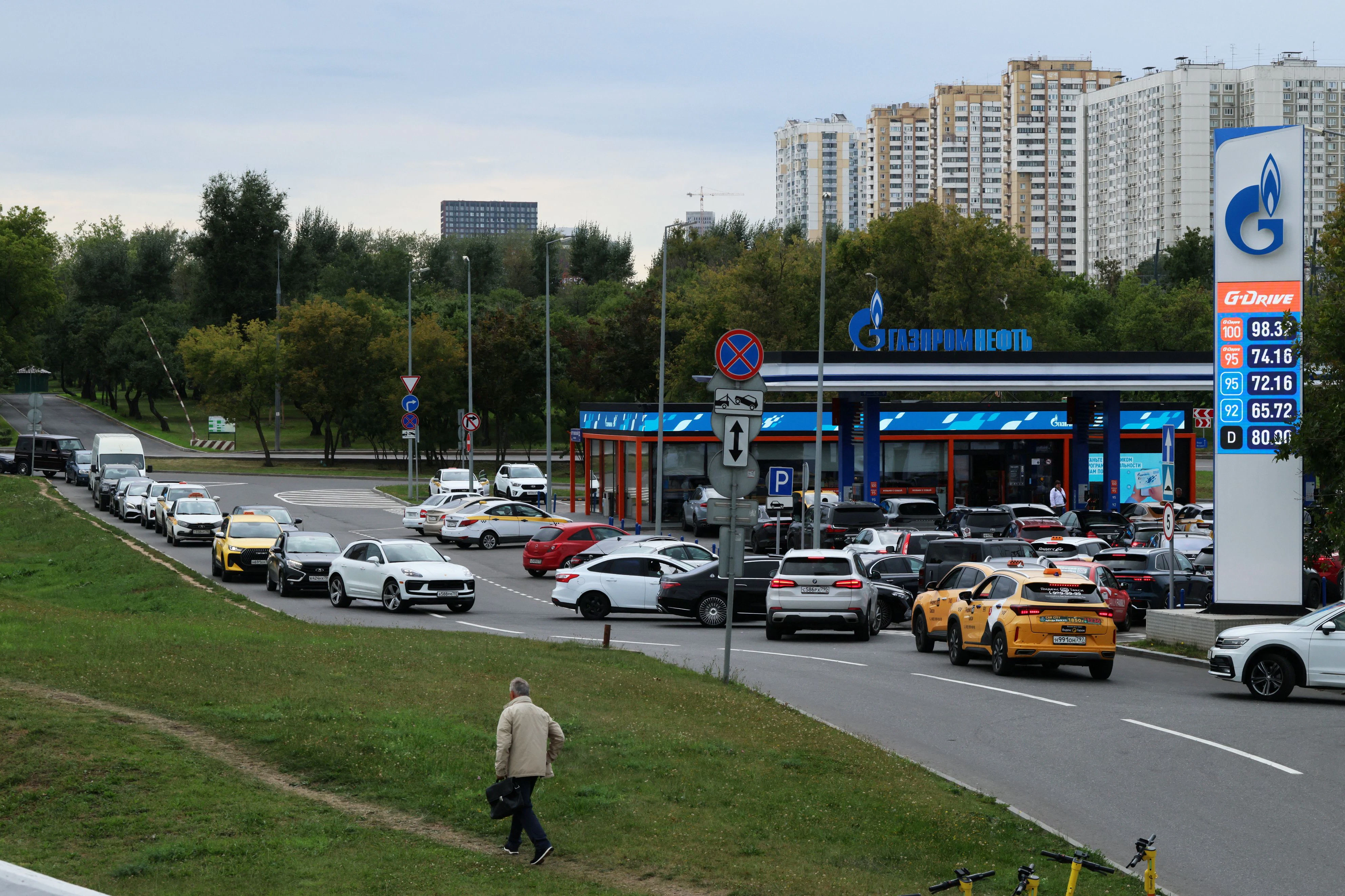 Lange Schlangen vor einer Tankstelle in Moskau: den Anschein des normalen Lebens für die russische Bevölkerung zerstört